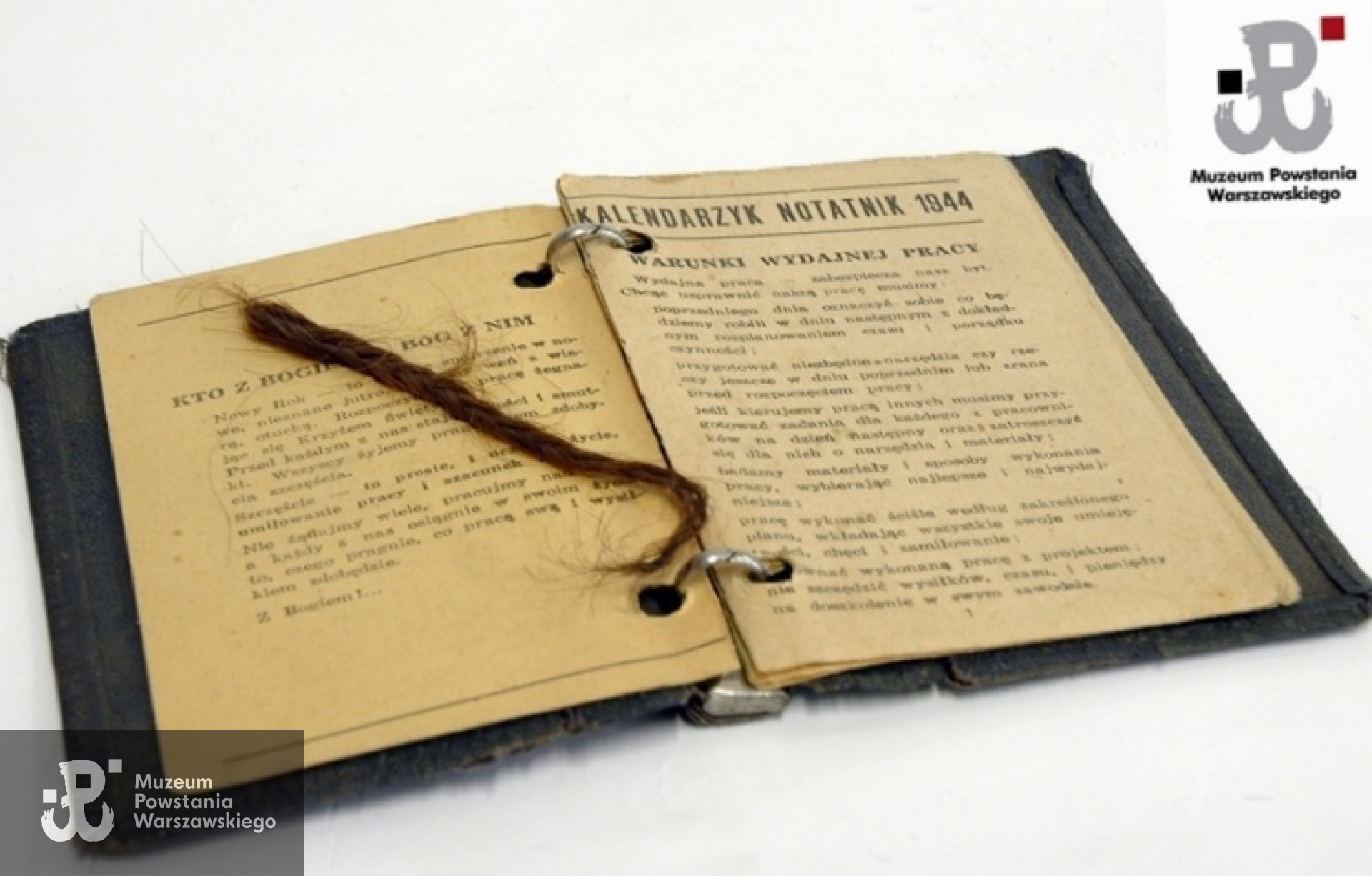 Kosmyk Danuty Remiszewskiej "Remi" przechowany w kalendarzyku na rok 1944, należącym do sanitariuszki Zofii Rusieckiej ps. " Zocha" (późniejsze nazwisko Kreowska). Zbiory Muzeum Powstania Warszawskiego, sygn. MPW-M-1065, ekspozycja stała.