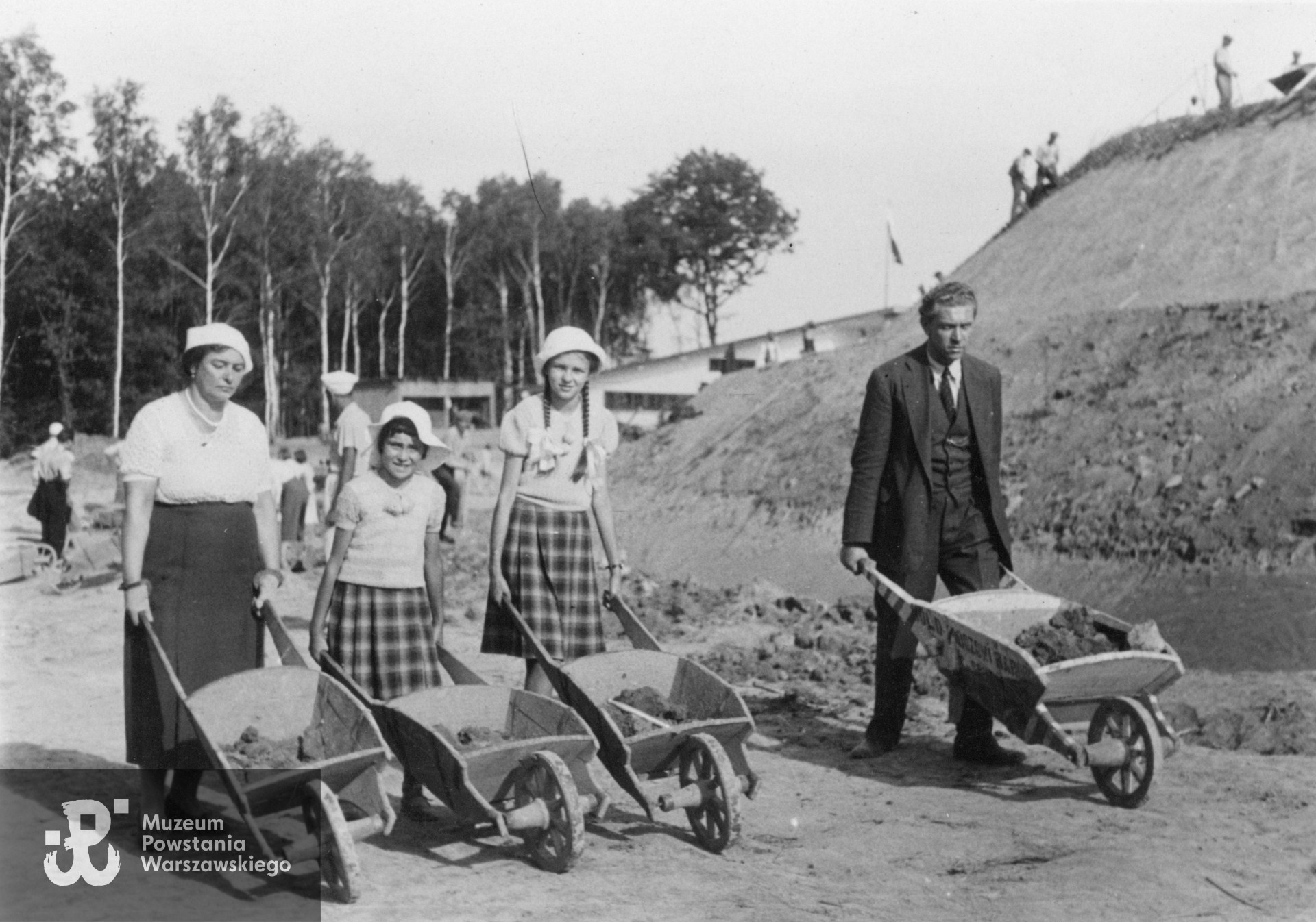  Fot. ze zbiorów rodzinnych, udostępnili p. Jacek Krzysztof Moskwa i p. Stanisław  Piotr Moskwa, synowie. Skany wykonano w Muzeum Powstania Warszawskiego, 03/2024