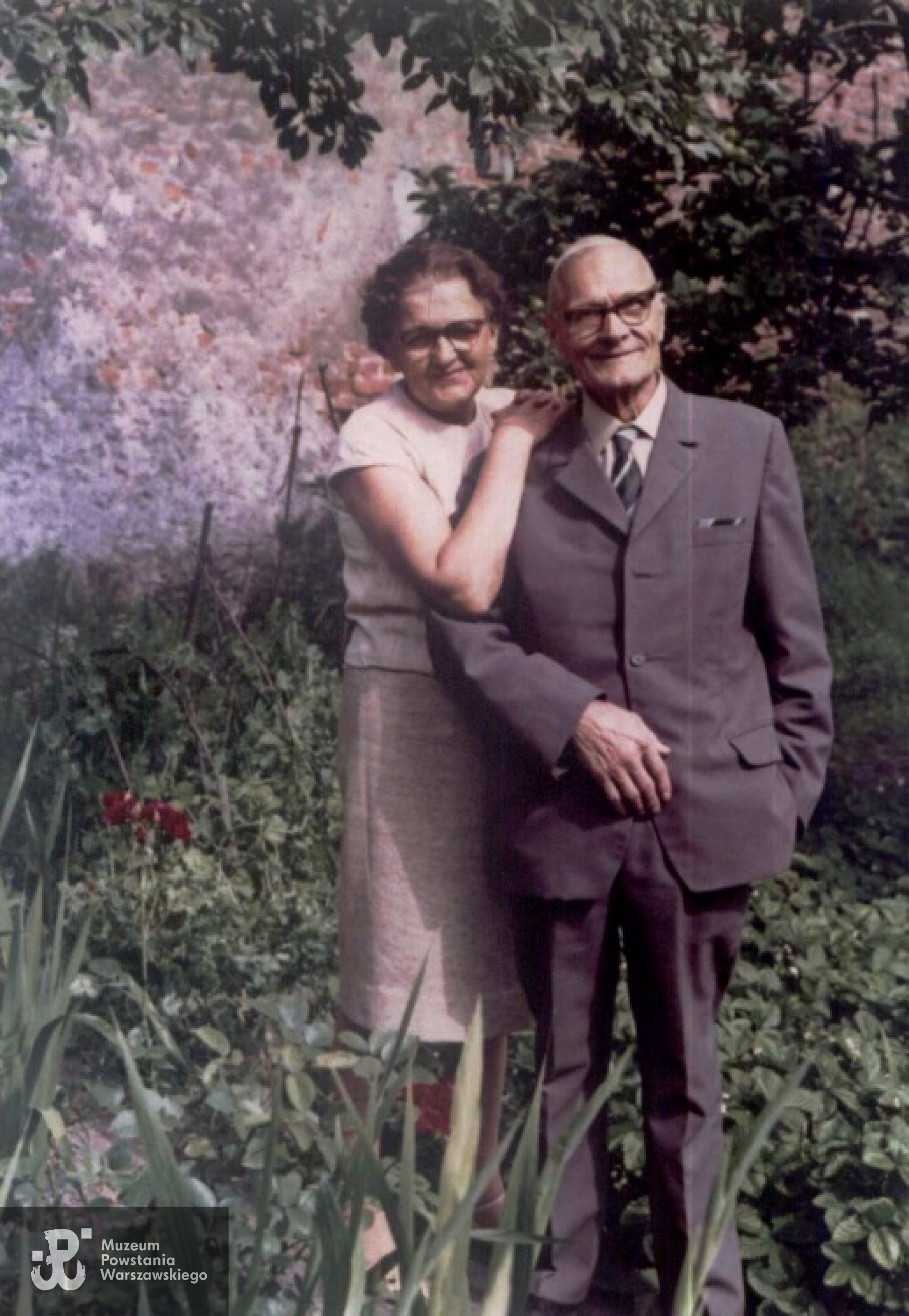 Bolesław Bucholz z żoną w przydomowym ogrodzie - lata 70.