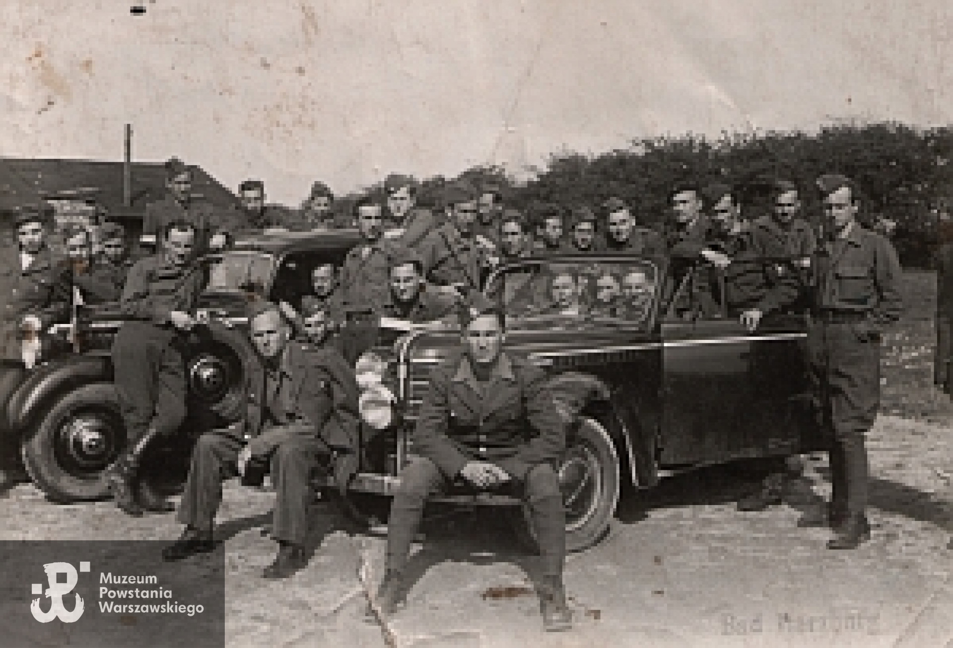 Ryszard Jarosiński (po lewej stronie fotografii, oparty o samochód Mercedes). Fotografia podpisana: Bad Harzburg. 20 IV 1945