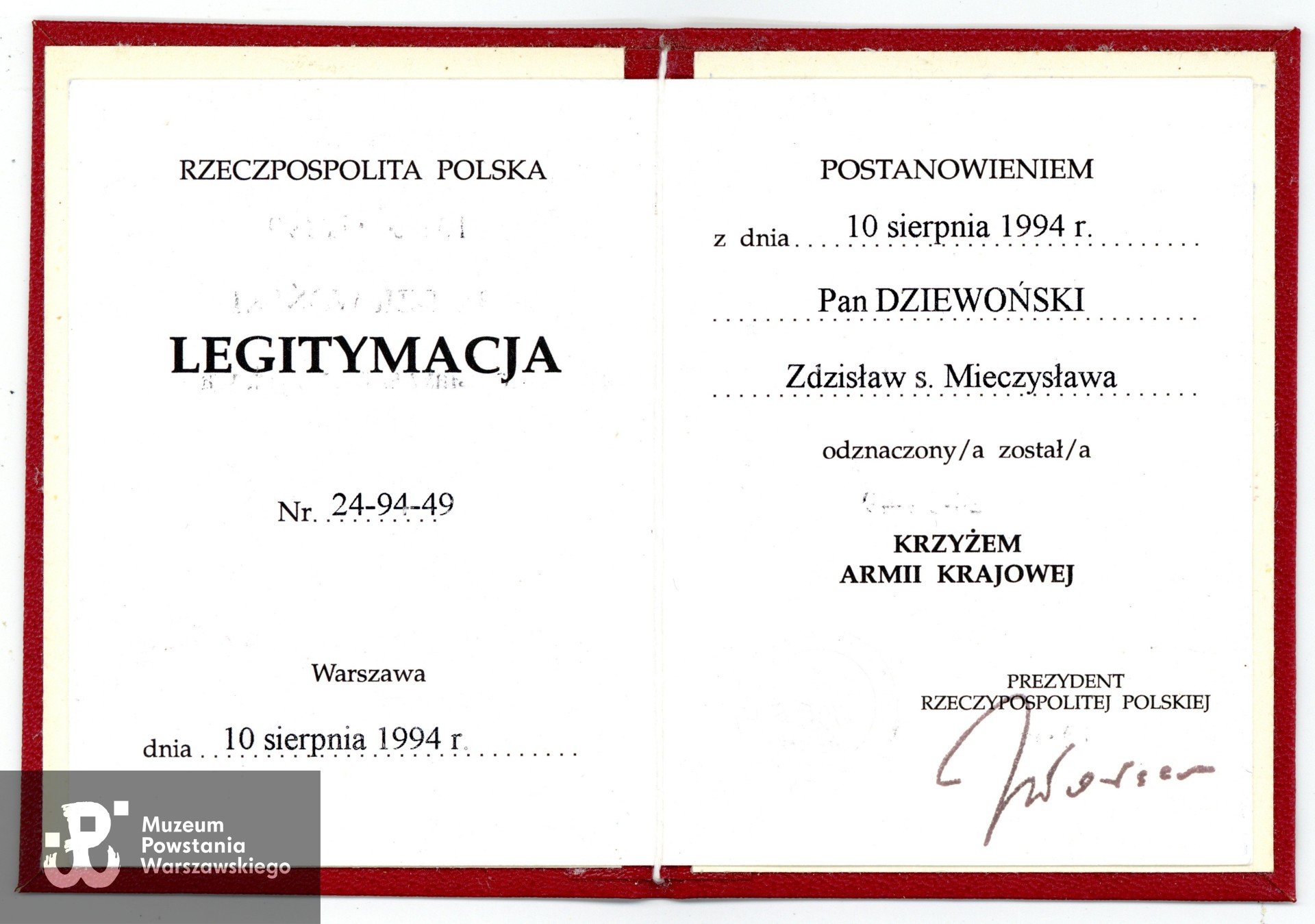 Legitymacja odznaczeniowa.  Dokument ze zbiorów rodzinnych, do wykonania skanów udostępnili p. Katarzyna i p. Adam Dziewońscy, skan wykonano w Muzeum Powstania Warszawskiego, 04/2025 