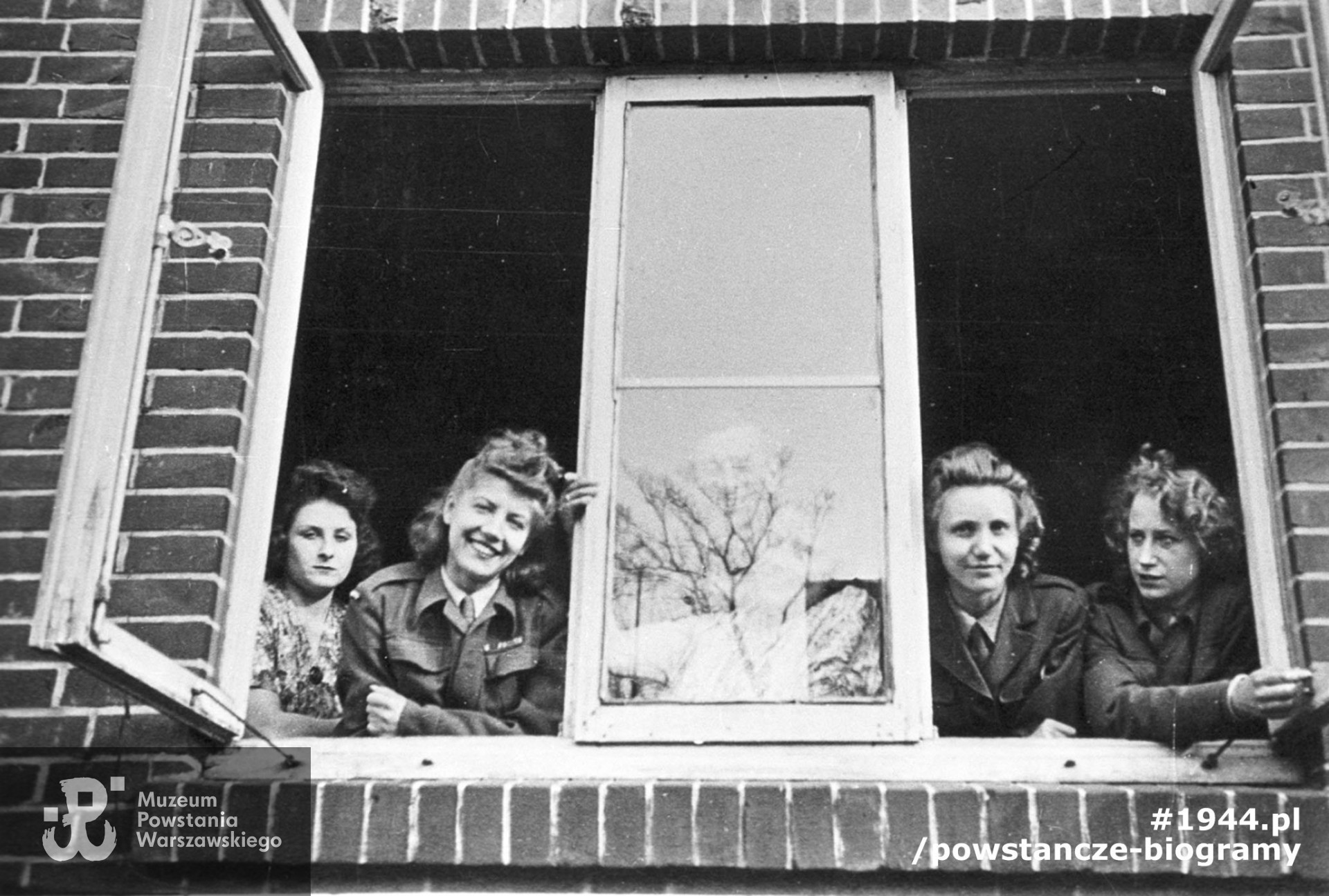 Kwatera 2 Baonu PWSK I Dywizji w Meppen, ul. Nordstr. 20. Od lewej Danuta Zdziarska-Wicha, NN, NN, Łucja Kozakowska "Inka". Fot. ze zbiorów Muzeum Powstania Warszawskiego, sygn. MPW-IH/4120