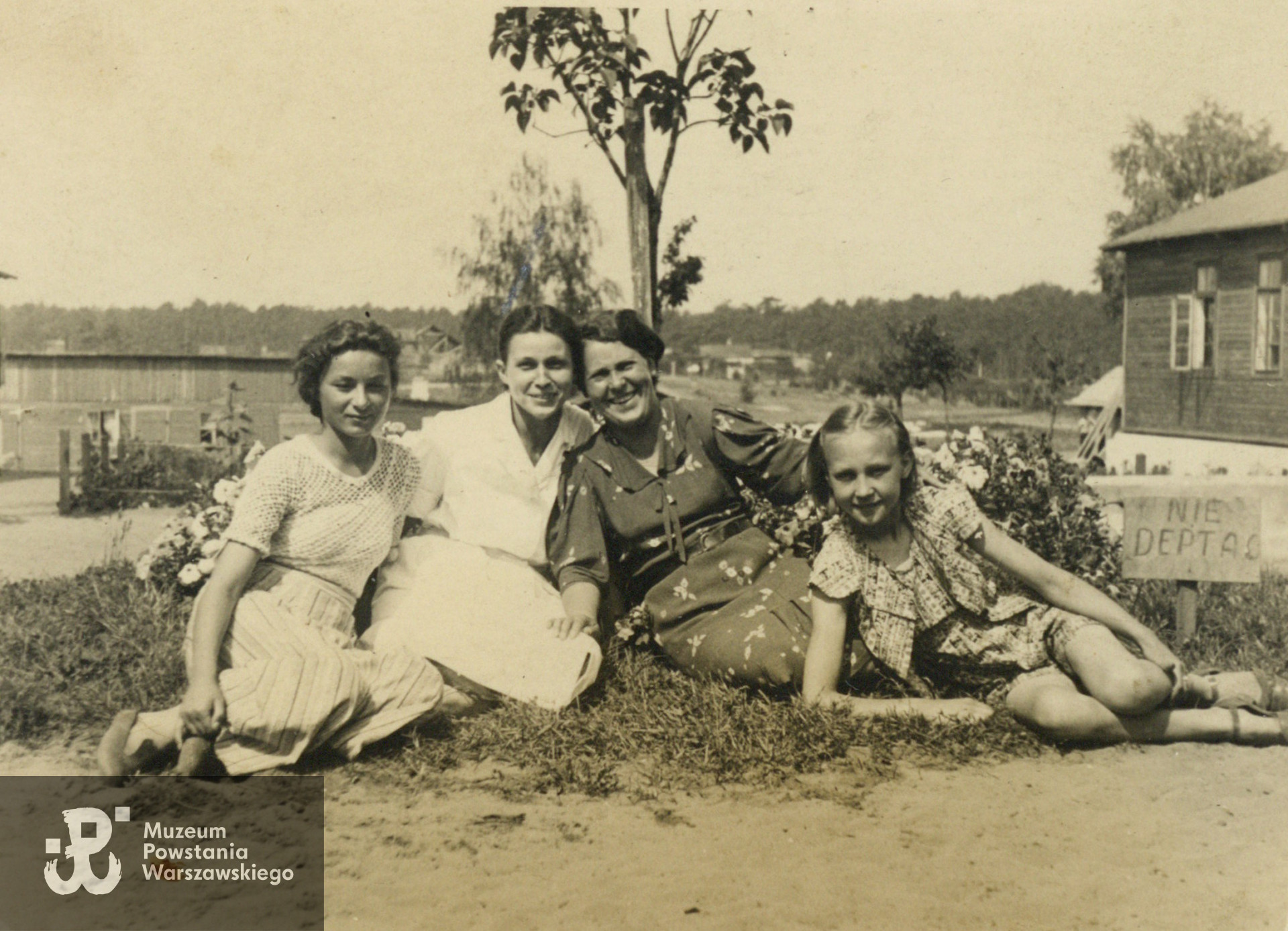 Ostatnie chwile spokoju przed wybuchem wojny - Stara Miłosna, lipiec 1939 roku, Wanda Jeziorek widoczna na zdjęciu pierwsza z lewej strony. Fot. ze zbiorów  rodzinnych p. Wandy Jeziorek -  Zniewierowskiej, udostępniła córka, p. Anna Zniewierowska - Chruściel.