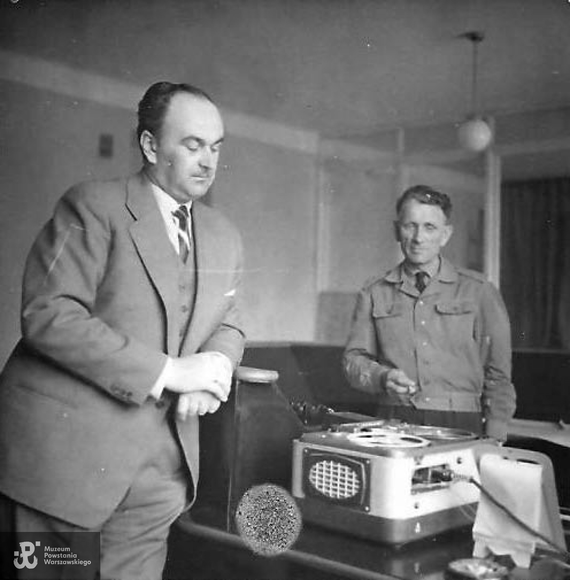 Antoni przy centrali telefonicznej w Straży Pożarnej