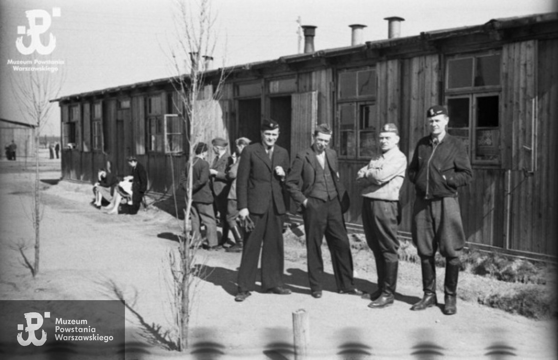 Polski Szpital  Wojskowy  w   Zeithain, II połowa marca 1945 roku. Na pierwszym planie grupa lekarzy, od lewej: dr Zdzisław Januszewski, dr Marian Mroczkowski, ppłk dr Tadeusz Bętkowski „Tata”Tadeusz, kpt. dr Tadeusz Gerwel „Orda”. Fot. autorstwa Czesława Gerwela ps. „Orłoś”, ze zbiorów Fototeki MPW, sygn. <a href=" http://www.1944.pl/galerie/fototeka/foto/4419/?szukaj=mroczkowski gerwel"> MPW-IN/3851</a>
