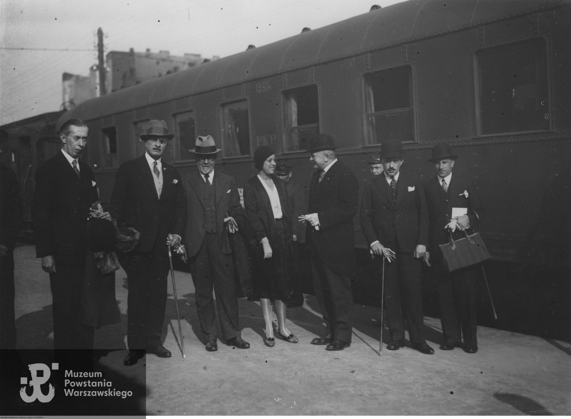 Czerwiec 1930 roku: powitanie prof. Rodrigo Octavio de Langard Mazenesa na dworcu. Widoczni od lewej: radca Henzel, poseł brazylijski Alcibiades Pecanha, prof. Rodrigo Octavio de Langard Mazenes, córka profesora Laura de Langard Mazenes, marszałek senatu Julian Szymański, konsul honorowy Brazylii Zygmunt Kieszkowski, sekretarz Polskiej Komisji Międzynarodowej Współpracy Intelektualnej Zbigniew Zaniewicki. Fot.  Koncern Ilustrowany Kurier Codzienny - Archiwum Ilustracji, zbiory Narodowego Archiwum Cyfrowego, <i>audiovis.nac.gov.pl</i>