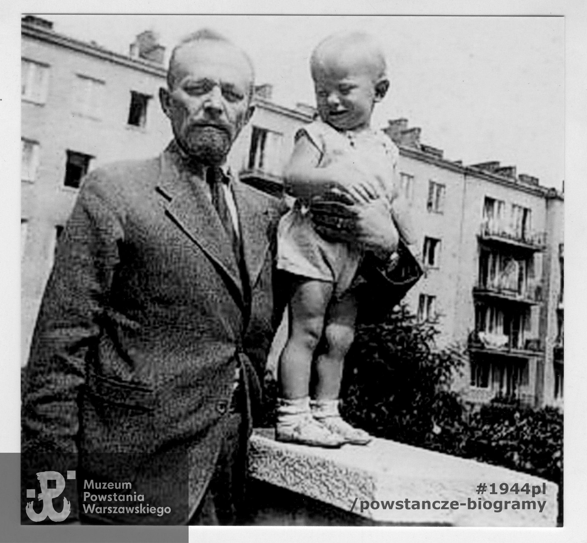 Syn Marii Wojciech Zaorski z hr. Remigiuszem Adamem Grocholskim ps. Waligóra. Mokotów, Tyniecka 54 przy Parku Dreszera. Fot. z archiwum  rodzinnego p.  Witolda Stankiusa