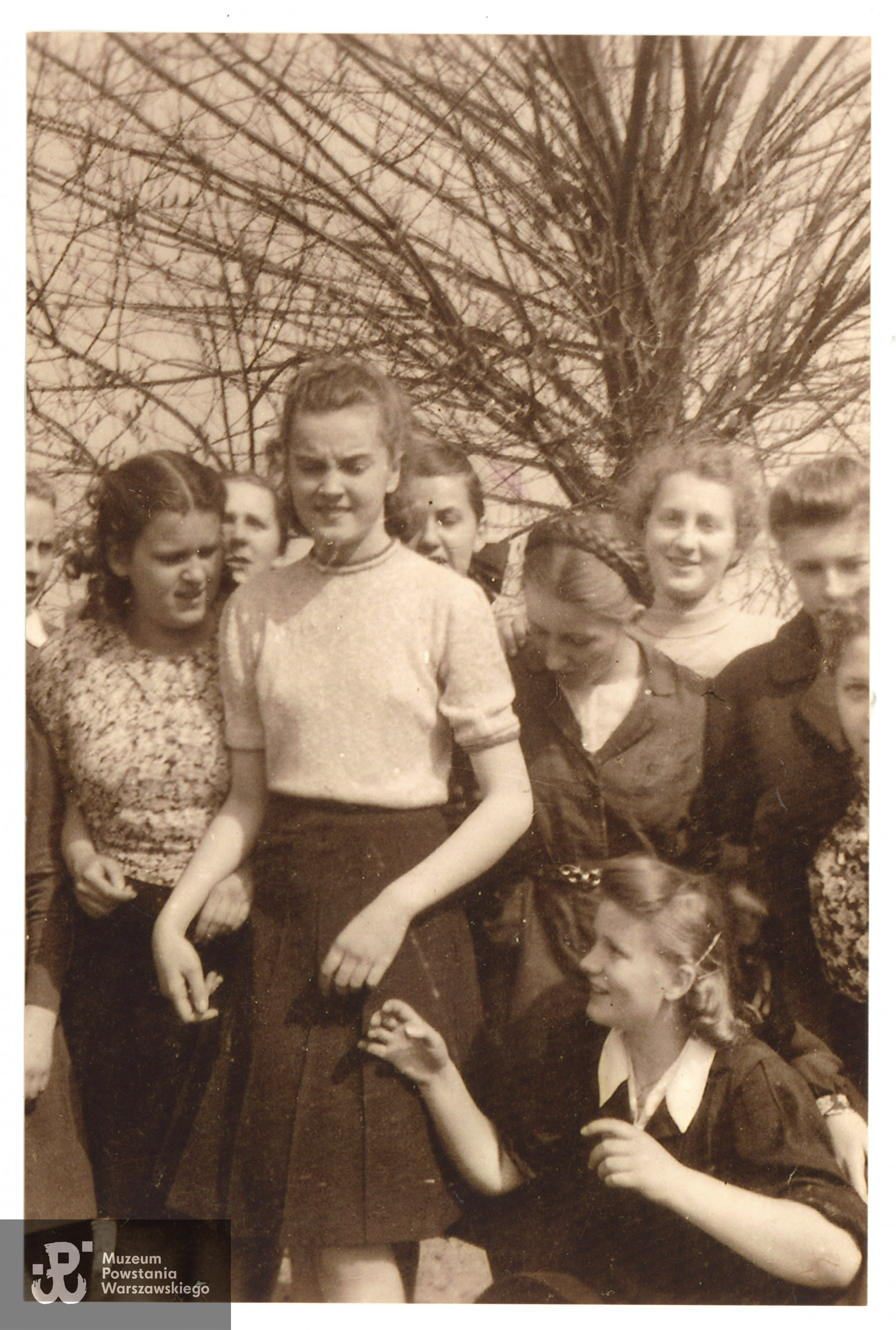 Fotografia bez opisu, wykonana najprawdopodobniej na Żoliborzu w okresie okupacji, źródło: Muzeum Powstania Warszawskiego, Teczki personalne uczestników Powstania Warszawskiego: Rozdębska Anna