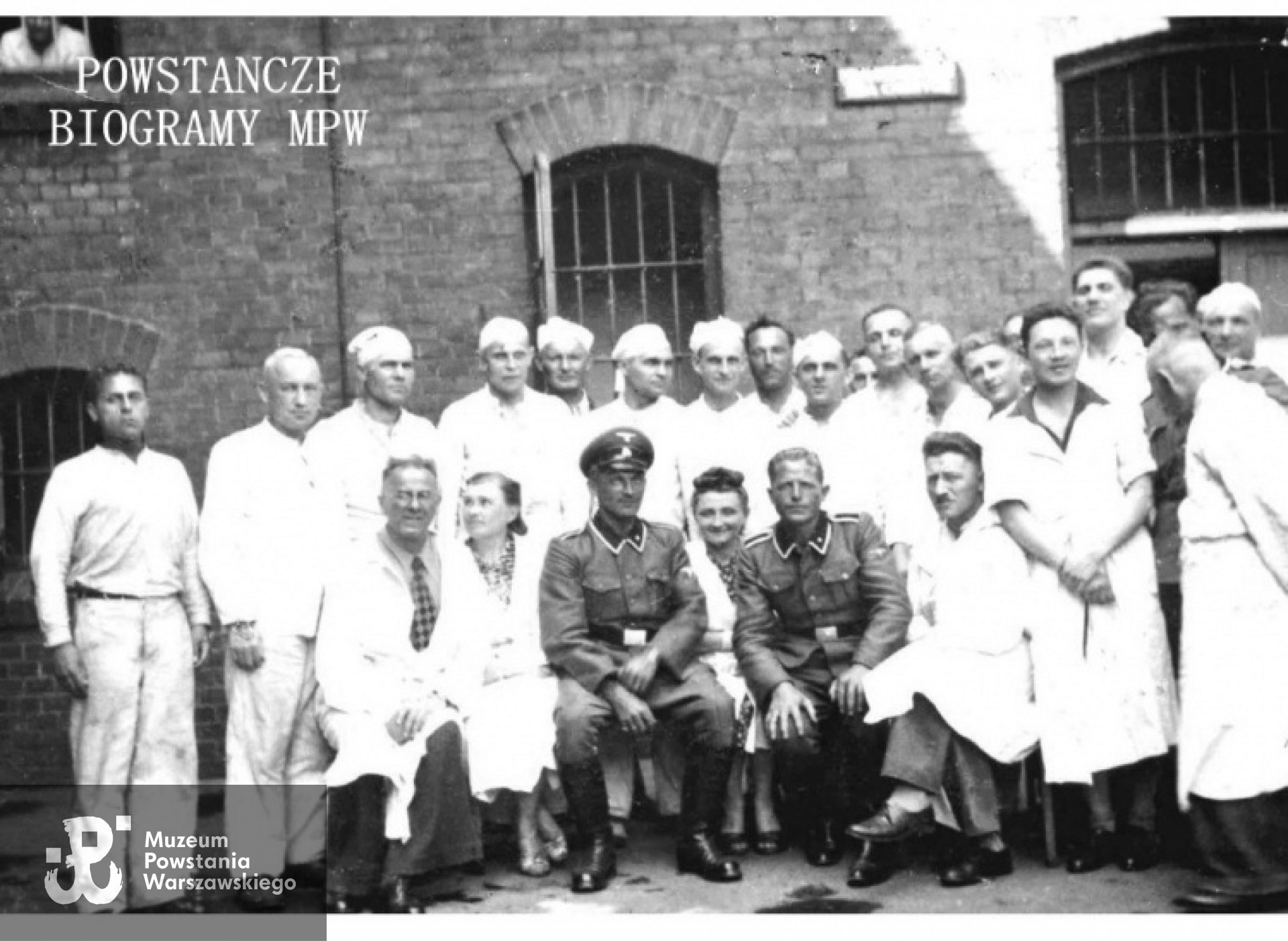 Więźniowie funkcyjni szpitala na dziedzińcu Serbii, 1943 r. Od lewej: dr Krystyna Dering-Ossowska, dr Irena Kononowicz, Wanda Wilczańska, dr Anna Czuperska, dr Zygmunt Śliwicki. Z tyłu stoją: Maria Kopeć, dr Anna Sipowicz-Gościcka, Leon Wanat i dr Felicjan Loth. Fot. Archiwum Muzeum Więzienia Pawiak