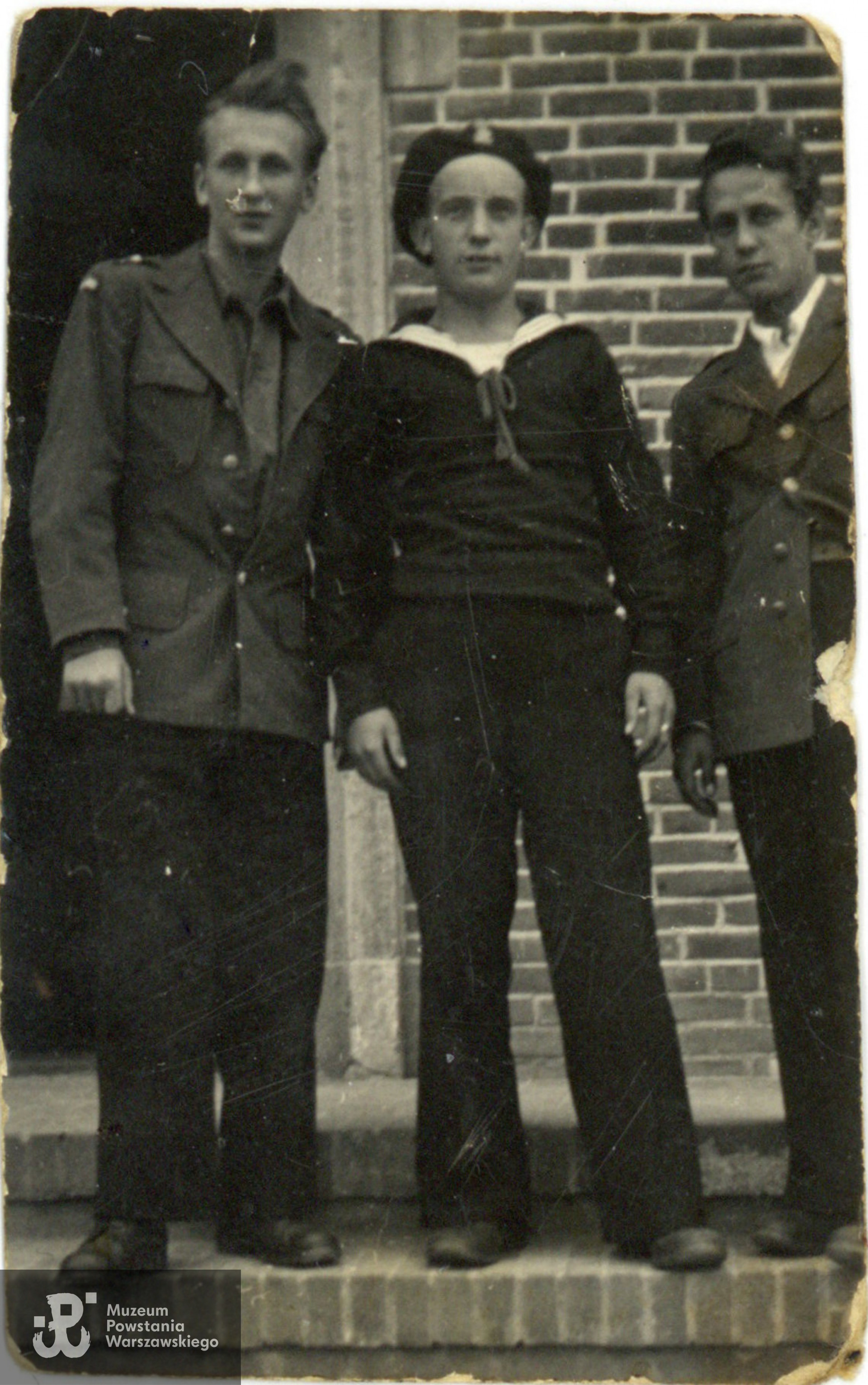 Adam Zbigniew Domański w obozie na Wyspie Sylt, 1945 r. Fotografia pochodzi ze spuścizny po Adamie Zbigniewie Domańskim, udostępniła p. Zofia Elżbieta Grzebalska z d. Domańska, córka Powstańca. Skany wykonano w Muzeum Powstania Warszawskiego w lutym 2024 r. 