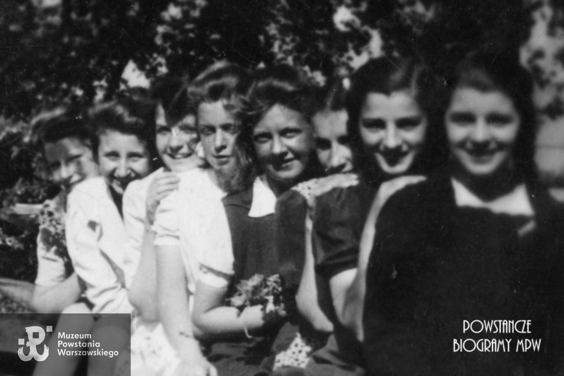 Danuta Małolepsza ps.Roma z koleżankami - 1943 r. Fotografia ze zbiorów Muzeum Powstania Warszawskiego, sygnatura MPW-IP/5898 (powiększony fragment)