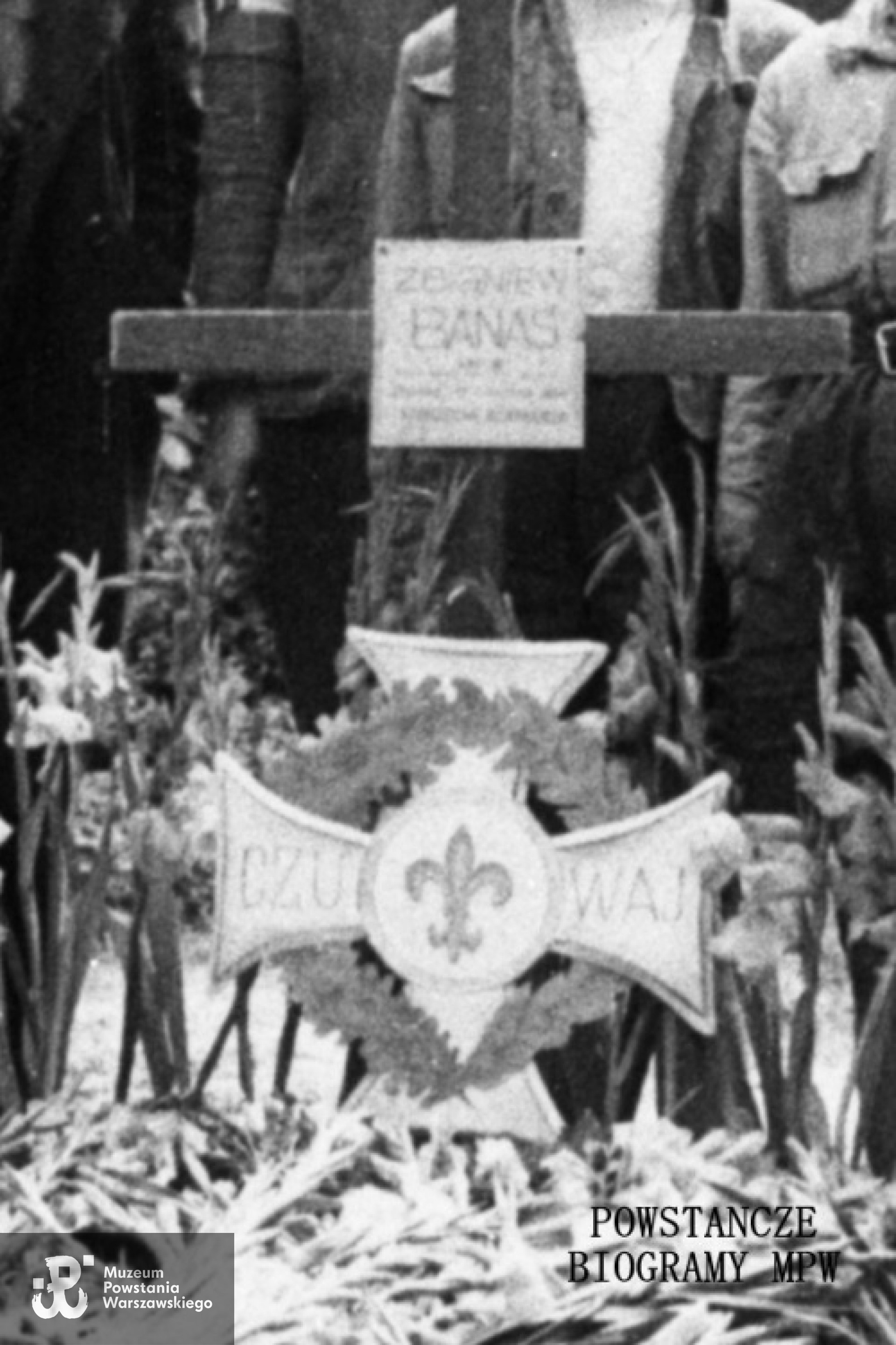 Zbliżenie na mogiłę - powiększony fragment poprzedniego zdjęcia. Fot. ze zbiorów Muzeum Powstania Warszawskiego, sygn. MPW-IH/2142