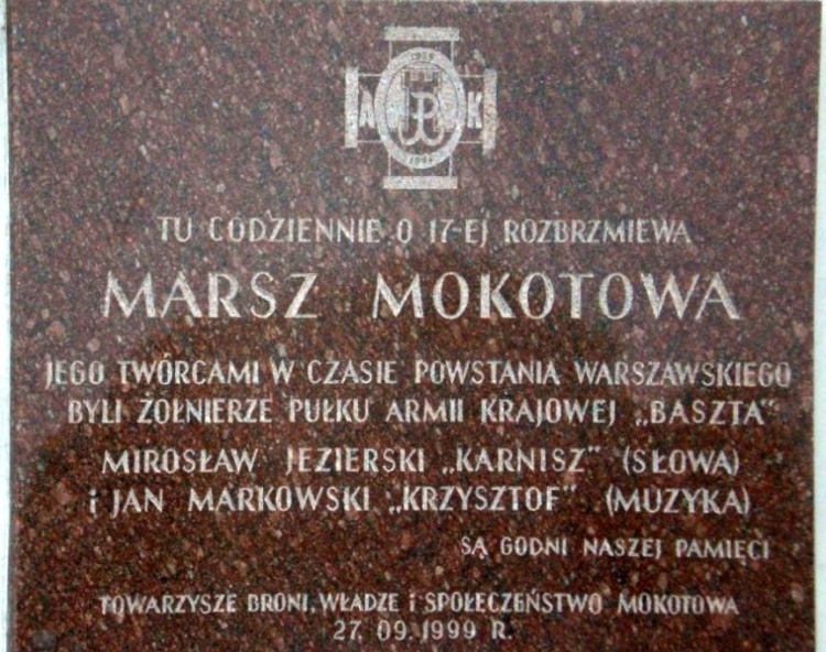 Tablica poświęcona autorom "Marszu Mokotowa" umieszczona na "Domku Gotyckim" przy ul.Puławskiej 59.