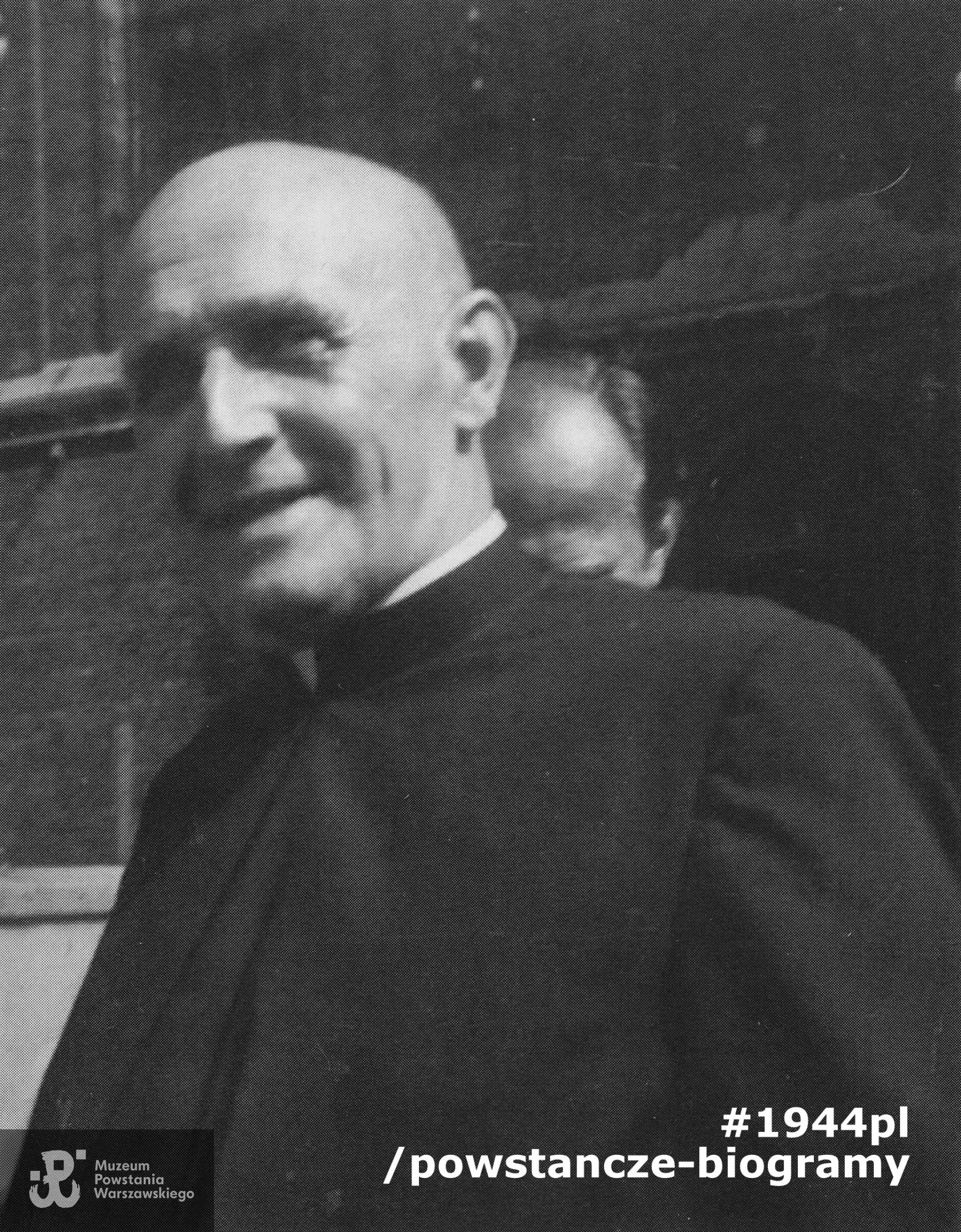 Ojciec Tomasz Rostworowski. Zdjęcie prezentowane w 2004 roku na  wystawie plenerowej "Alejami z paradą mieli iść… " w Al. Ujazdowskich ukazującej portrety ponad 80 powstańców i działaczy Polskiego Państwa Podziemnego represjonowanych przez władze komunistyczne w latach 1945-1956. Tytuł nawiązywał do wiersza Józefa Szczepańskiego, żołnierza batalionu "Parasol, który napisał podczas Powstania Warszawskiego. "Alejami z paradą będziem szli defiladą/W wolną Polskę, co wstała z naszej krwi". Organizatorem wystawy było Muzeum Powstania Warszawskiego.