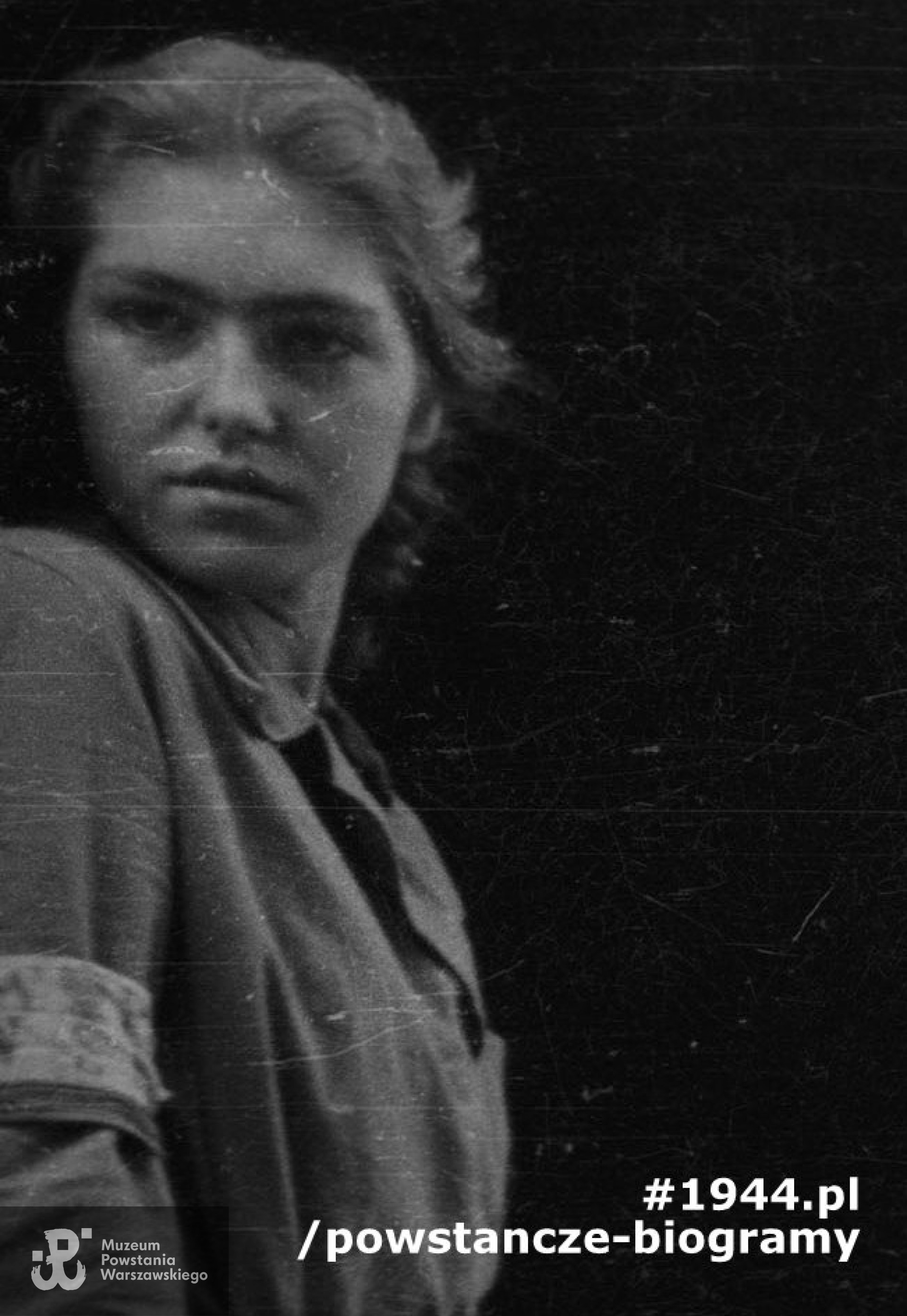 Alina Barbara Wnuk "Alina" (1925-2001) jako sanitariuszka podczas Powstania Warszawskiego, fragment szerszego ujęcia, MPW-IN/10738