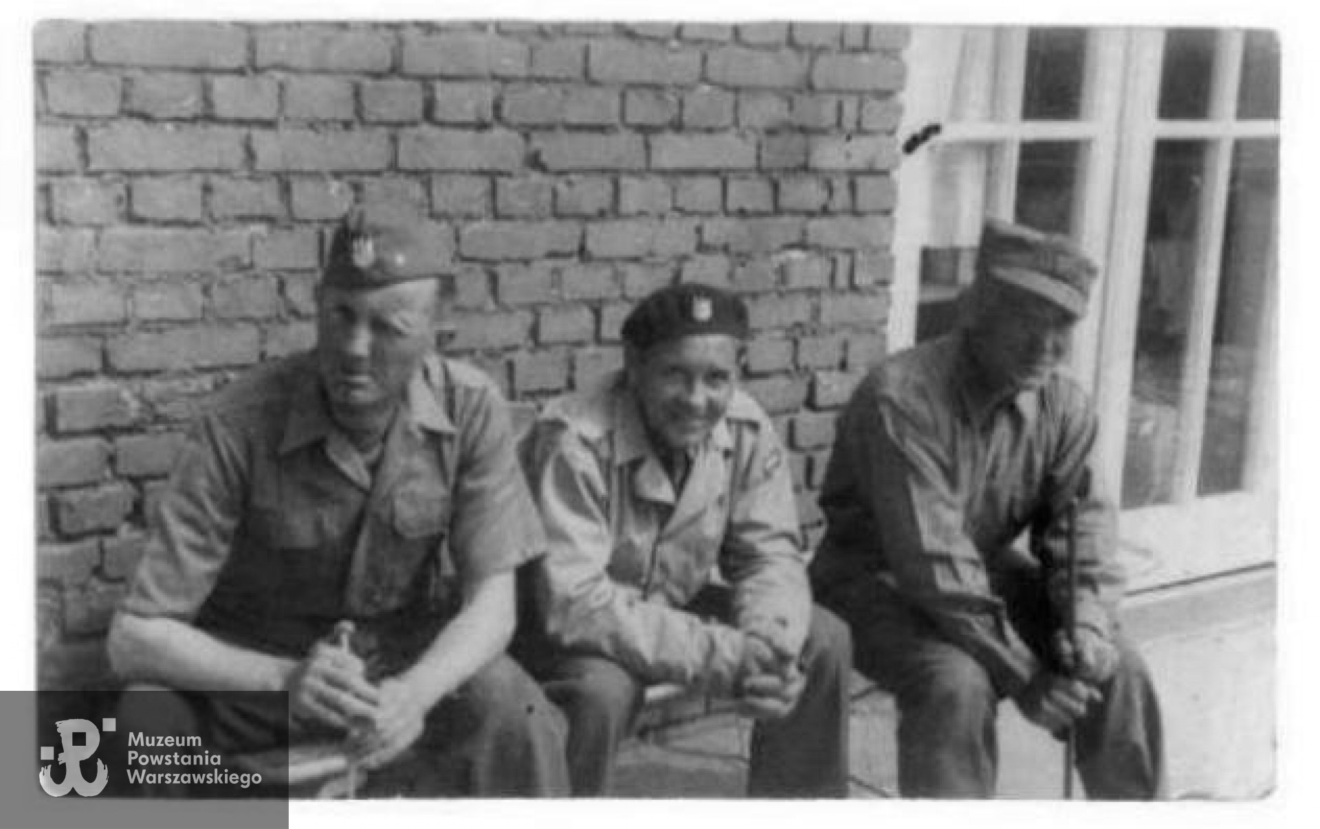 Władysław Duszyński (siedzi  w środku ) w towarzystwie swego dowódcy,  bliższych danych.  Fotografia z archiwum rodzinnego Leszka Wronki.