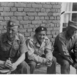 Władysław Duszyński (siedzi  w środku ) w towarzystwie swego dowódcy,  bliższych danych.  Fotografia z archiwum rodzinnego Leszka Wronki.