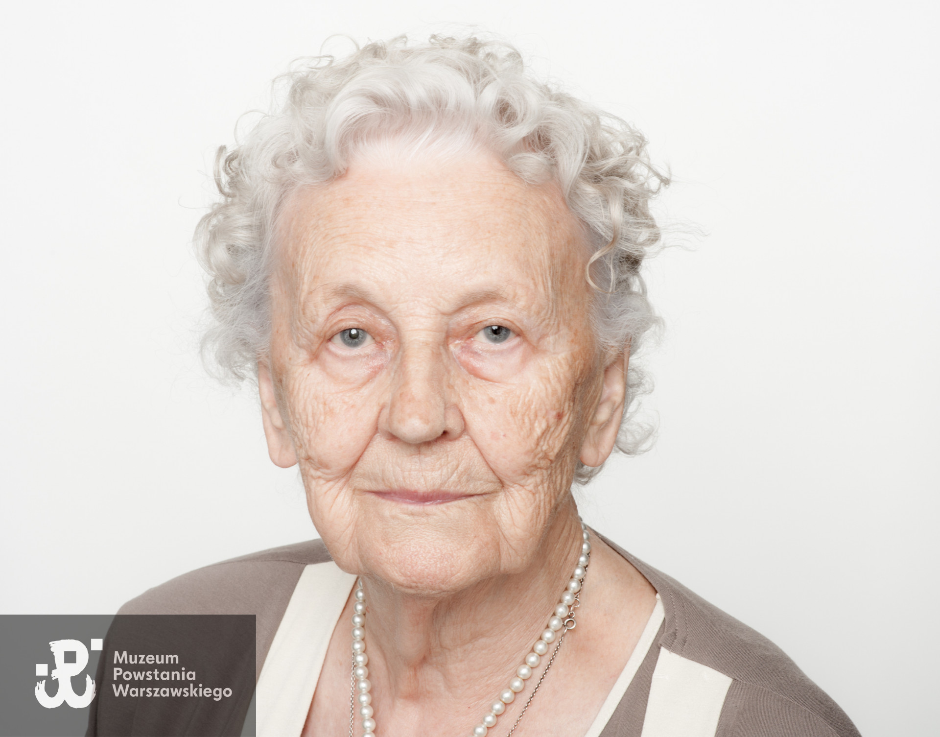  Izabella Feliksa Dziabaszewska z domu Podolska „Iza”. Zdjęcie z serii portretów Powstańców Warszawskich w ramach projektu "1944/70/2014" realizowanego przez grupę WWPHOTO dla uczczenia 70. rocznicy wybuchu Powstania Warszawskiego. Muzeum Powstania Warszawskiego, 22.07-04.08 2013.