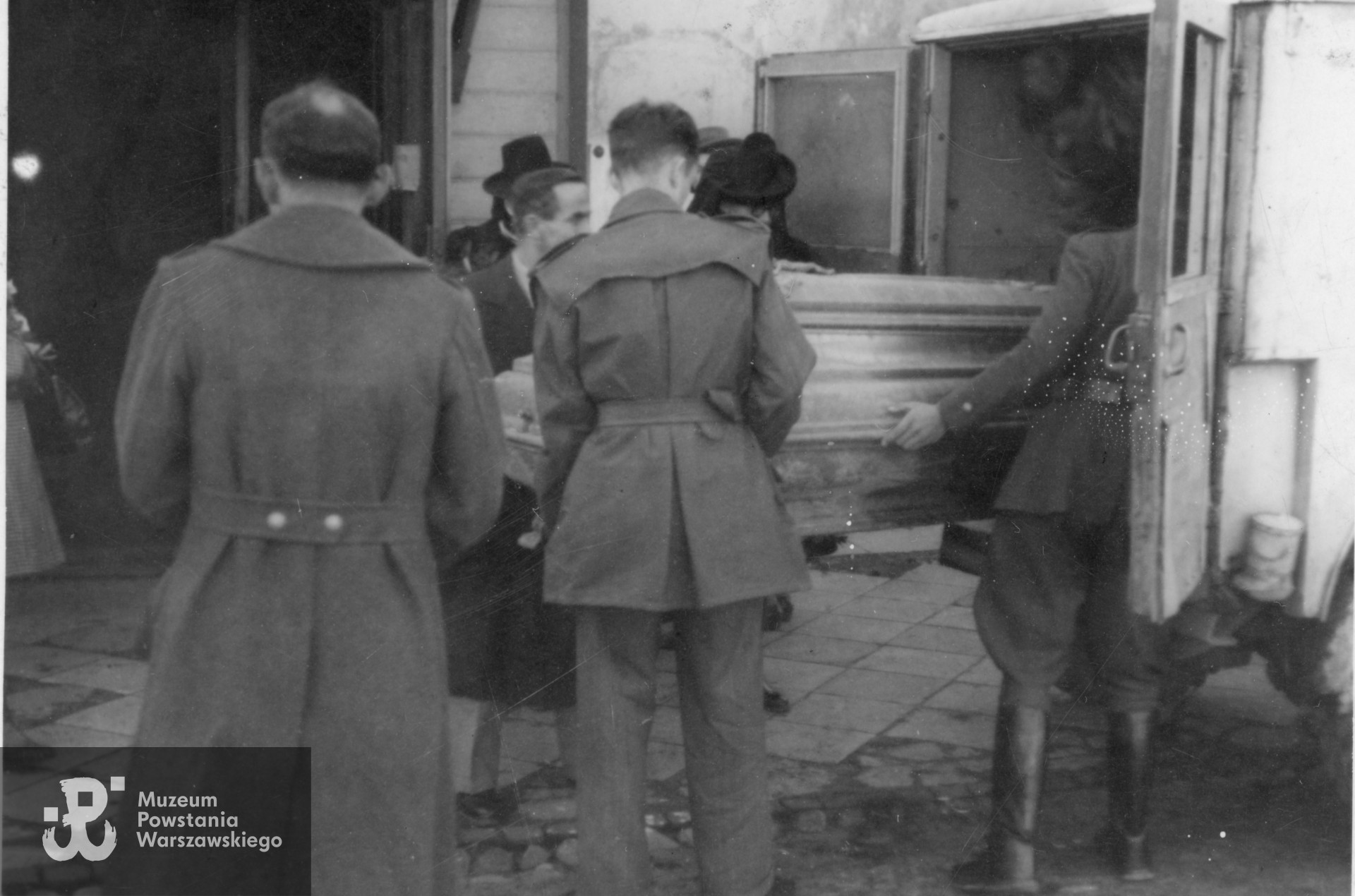 Uroczystości pogrzebowe, 12.10.1945 roku, Powązki Wojskowe. Fot. ze zbiorów rodzinnych p. Sebastiana Przybyłowicza. 