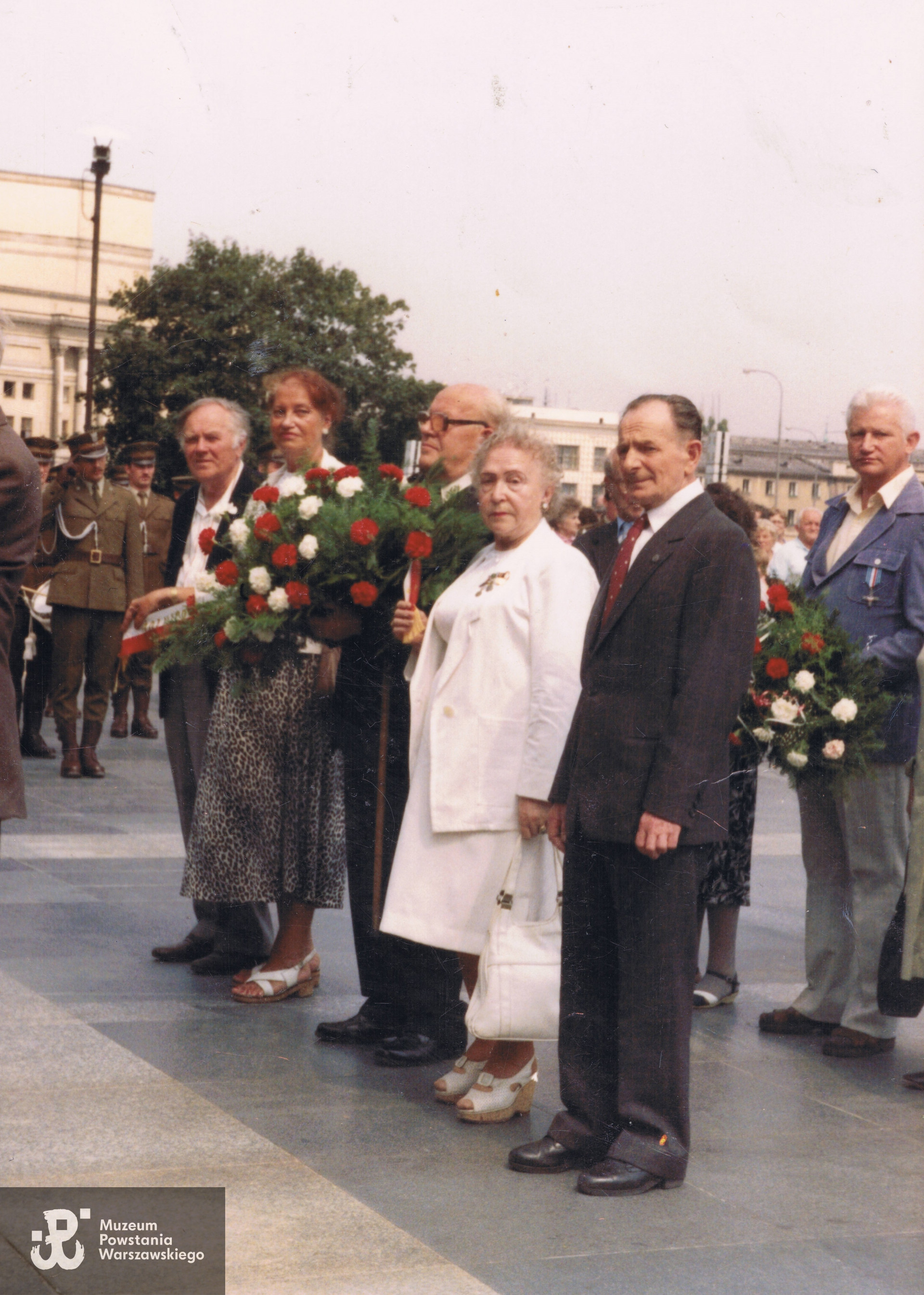 Uroczystości kombatanckie pod pomnikiem Nieznanego Żołnierza w Warszawie. Krystyna Puławska - Wolska druga od lewej, z kwiatami. Fot. z archiwum rodzinnego udostępniła Iwona Ewa Kirejczyk 