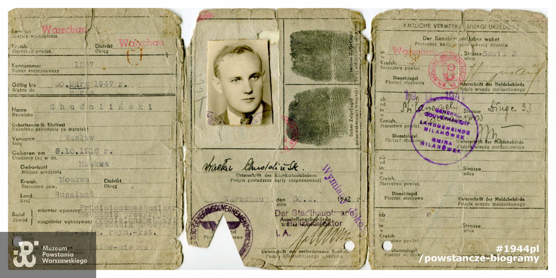 Karta rozpoznawcza, nr rozpoznawczy 1557, wystawiona 30.03.1942 roku w Warszawie, na nazwisko: Chudoliński Wacław, zawiera fotografię wraz z odciskami palców i podpisem, ważna do 30.03.1947 roku. Adnotacje o dwóch miejscach zamieszkania. Ze zbiorów Muzeum Powstania Warszawskiego, sygn. MPW-A-3826 (P/4315)