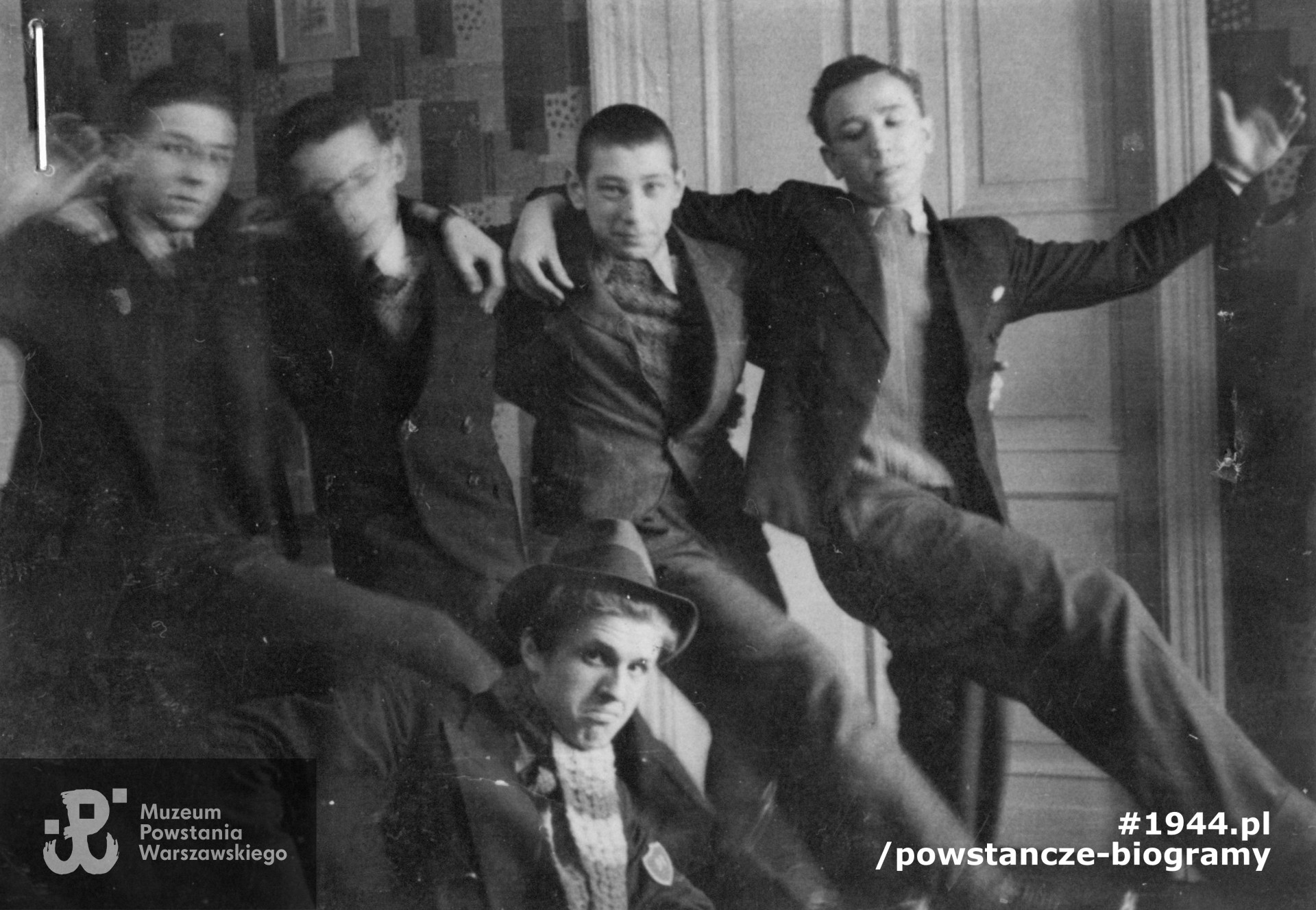 Tadeusz ( na fotografii pierwszy z prawej) wraz z kolegami szkolnymi. Prawdopodobnie  początek okupacji  niemieckiej.  Fot. z archiwum rodzinnego