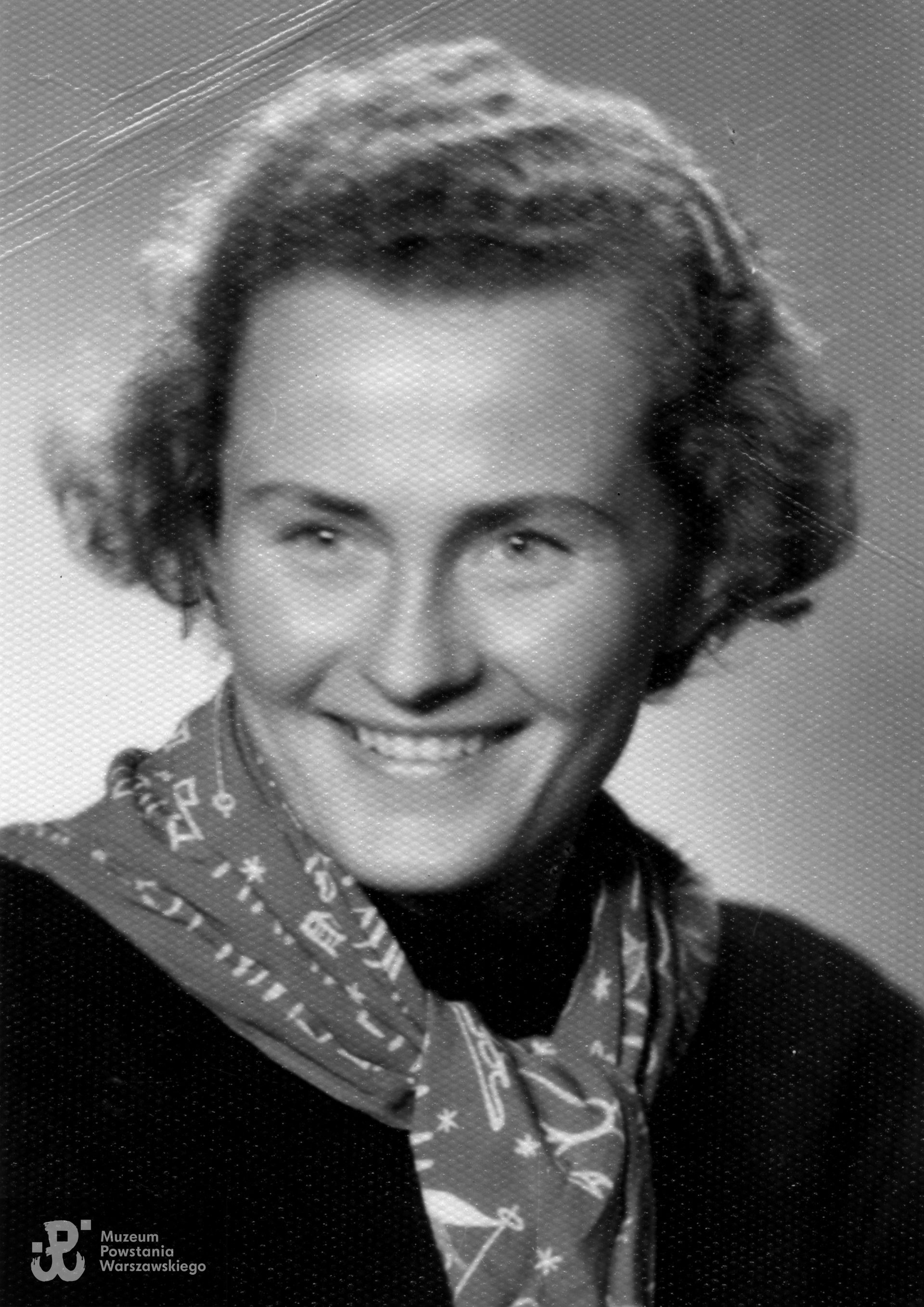 Barbara Grocholska ps. "Kuczerawa". Fot. ze zbiorów Muzeum Powstania Warszawskiego - katalog WIEPW