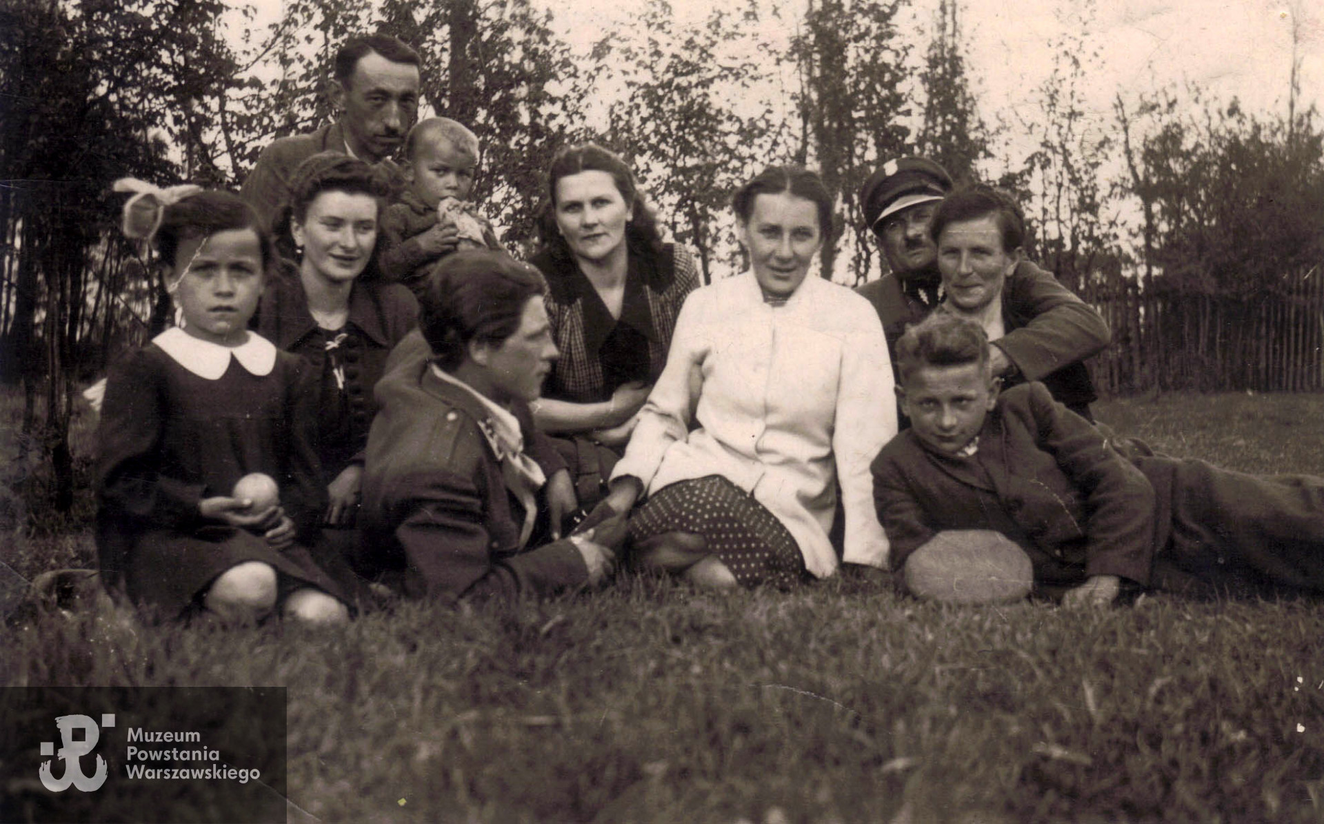Wiesław Baranowski (leży w środku) z żoną Alicją i znajomymi, około 1947 roku. Fot. ze zbiorów rodzinnych, skan udostępnił p. Sebastian Baranowski, wnuk Powstańca [24]