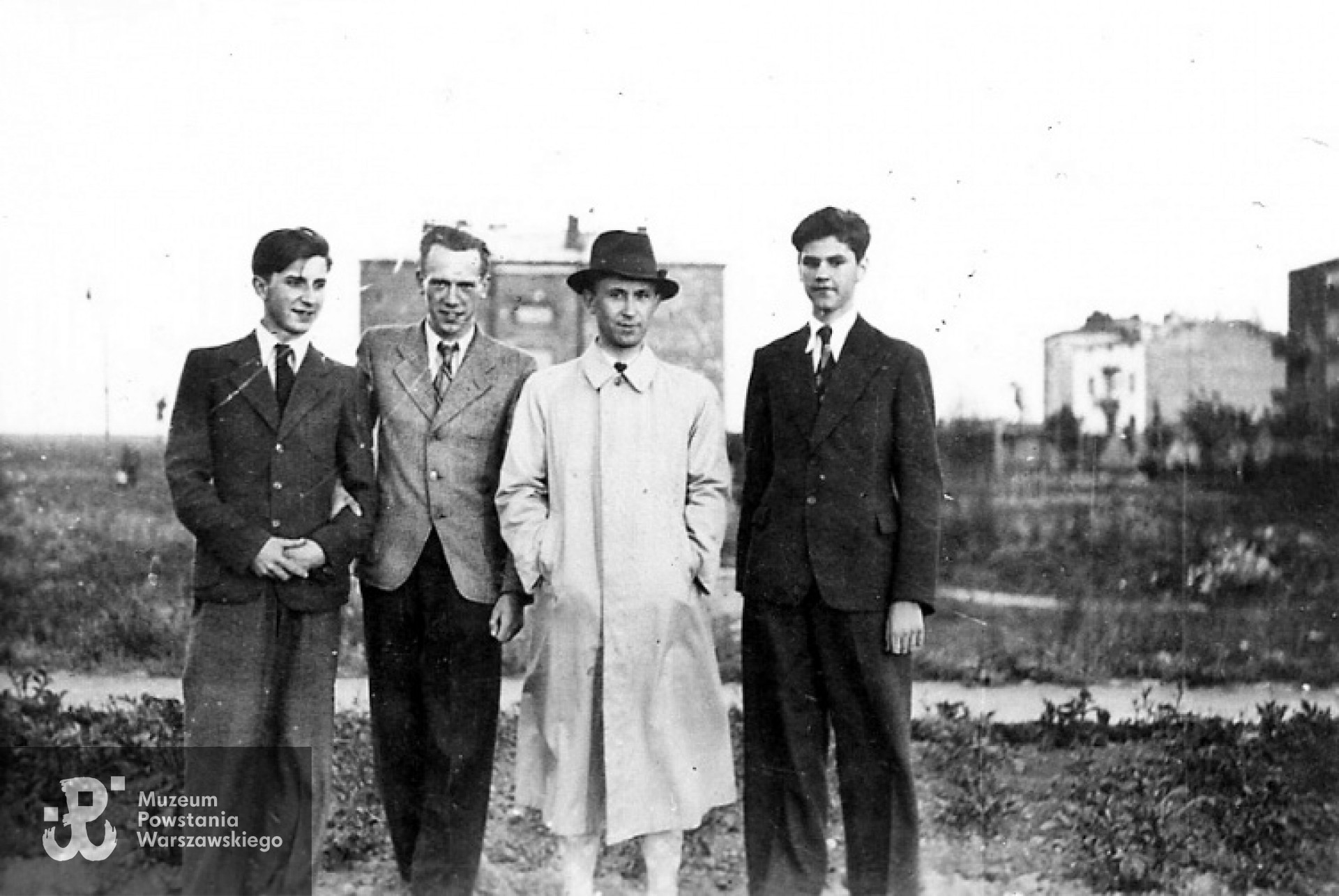 Witold Komar( pierwszy od lewej)  i Andrzej Zahorski, 1942 r. Ze zbiorów MPW / przekazała Wanda Grobelkiewicz.