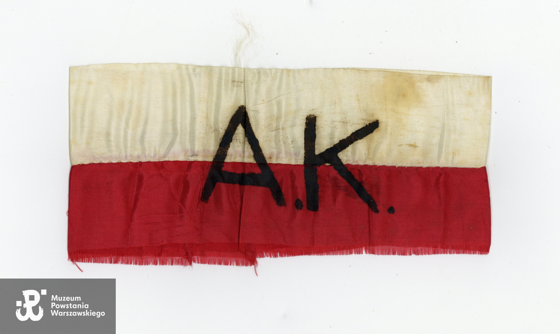 Biało-czerwona opaska należąca do kpt. Józefa Załogi. Zbiory rodzinne, udostępniła   córka, p. Izabela Rola z domu Załoga