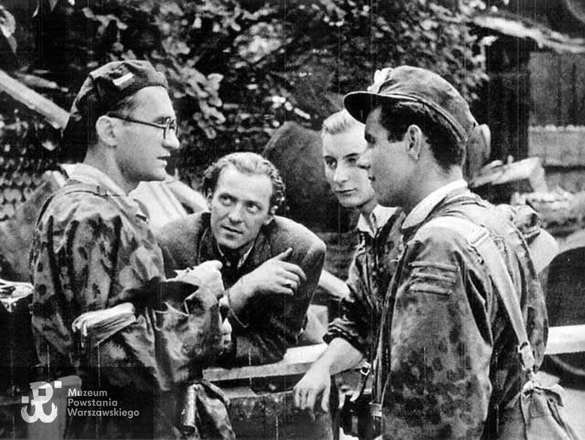 Jerzy Zarzycki "Pik" (po lewej) w rozmowie z powstańcami przybyłymi kanałami ze Starego Miasta do Śródmieścia. Wrzesień 1944 r.