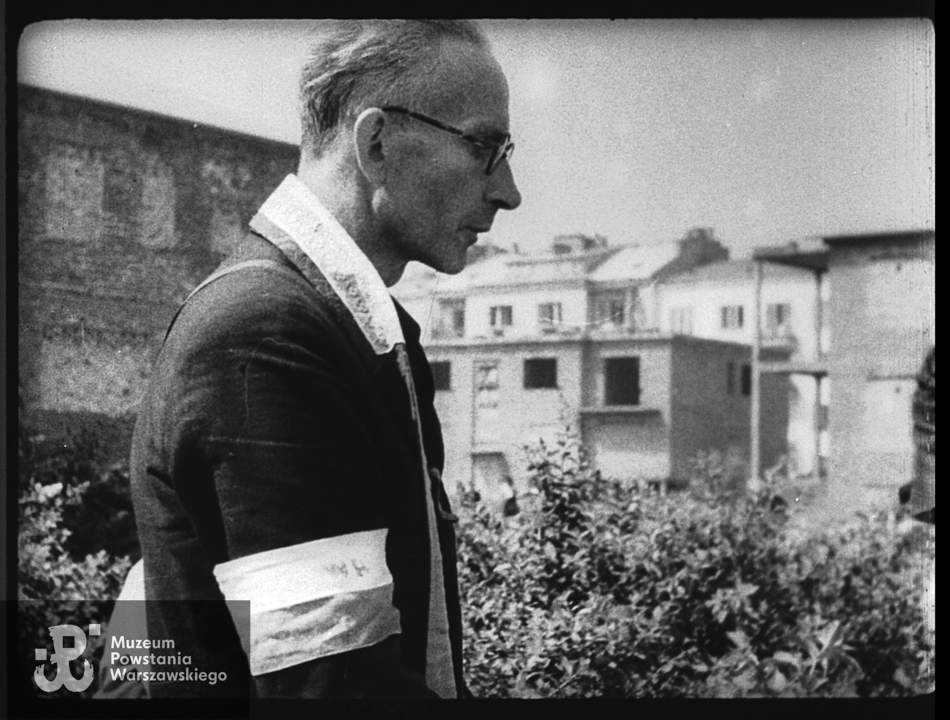 Ks. Jan Zieja ps. "Rybak" - zdjęcie filmowe z Powstania Warszawskiego. Cmentarz powstańczy przy Szpitalu Elżbietanek w rogu ulic Goszczyńskiego i Tynieckiej. W tle budynki przy Odyńca. Pogrzeb sanitariuszki Anny Habrowskiej "Marii" z plutonu 1110 dywizjonu "Jeleń". Fot. ze zbiorów Muzeum Powstania Warszawskiego, autor: Roman Banach "Świerk", sygn. MPW-IS, 2146, MPW-IK/1728