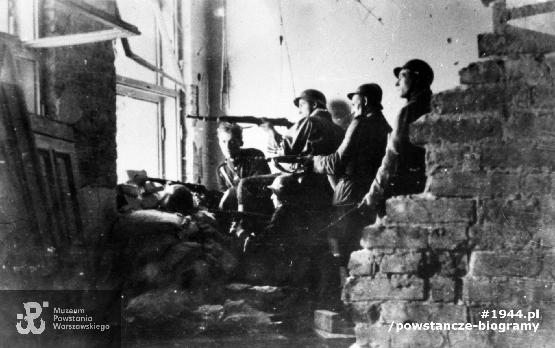 Grupa żołnierzy z plut. NSZ "Sikora" komp. "Ziuk" na stanowisku w zniszczonym pomieszczeniu budynku przy ul. Wiesjkiej 11. Pierwszy od lewej ppor. Henryk Czapczyk "Mirski". Autorem zdjęcia jest Henryk Świercz "Świerszcz". Fot. ze zbiorów Muzeum Powstania Warszawskiego, sygn. MPW-IN/3503