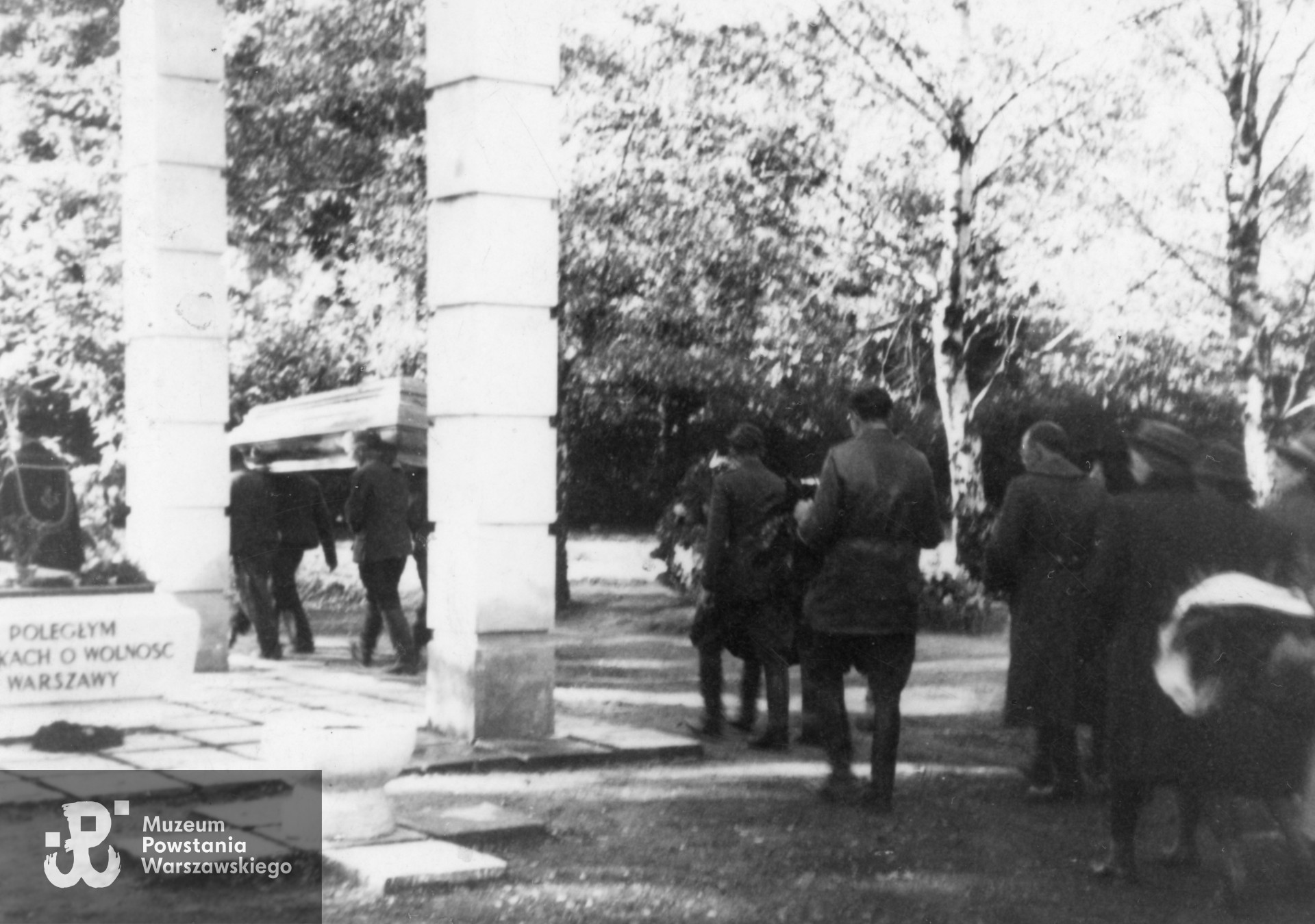 Uroczystości pogrzebowe, 12.10.1945 roku, Powązki Wojskowe. Fot. ze zbiorów rodzinnych p. Sebastiana Przybyłowicza. 
