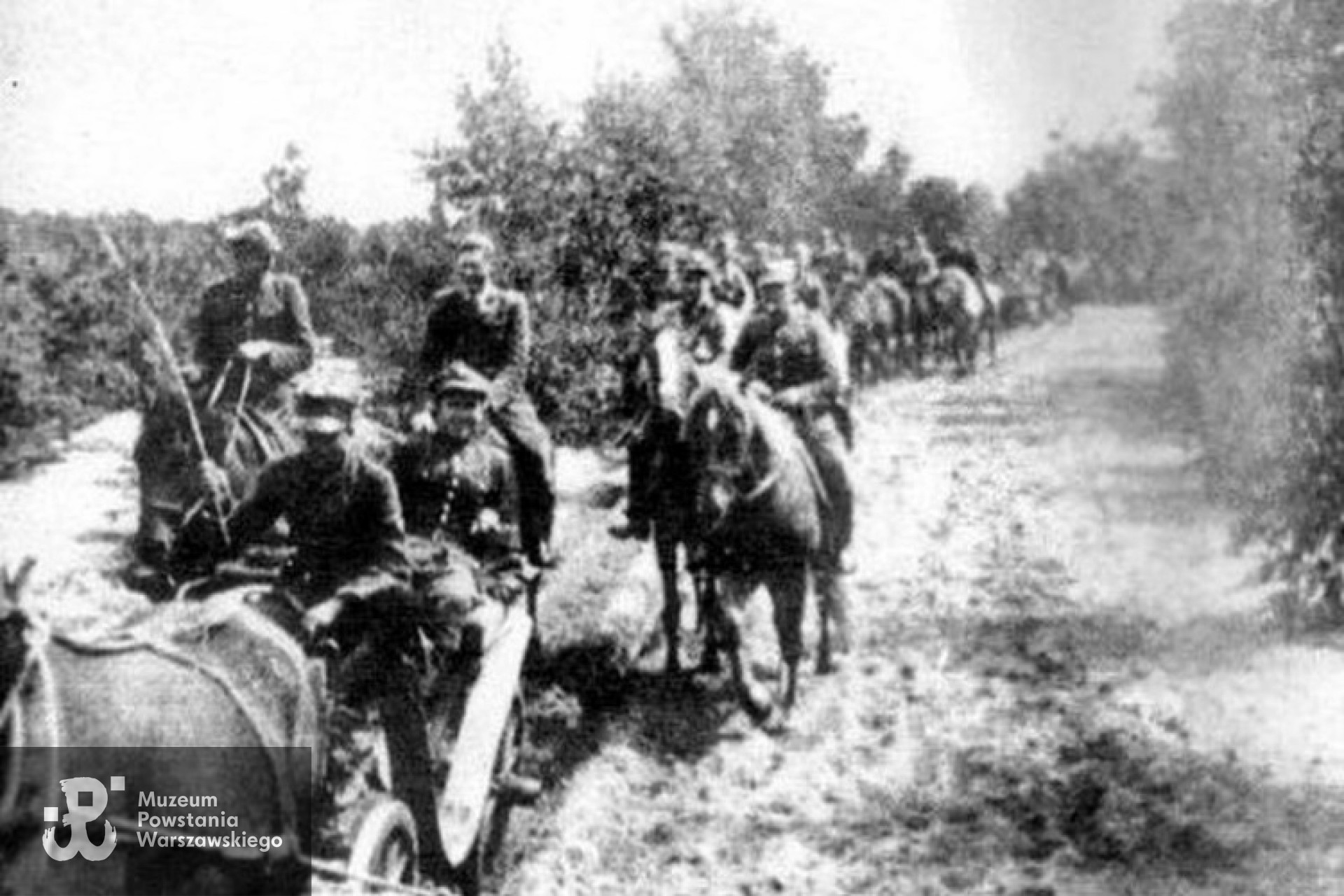 "Doliniacy" w drodze do Kampinosu. Zdjęcie z archiwum Mariana Podgórecznego.