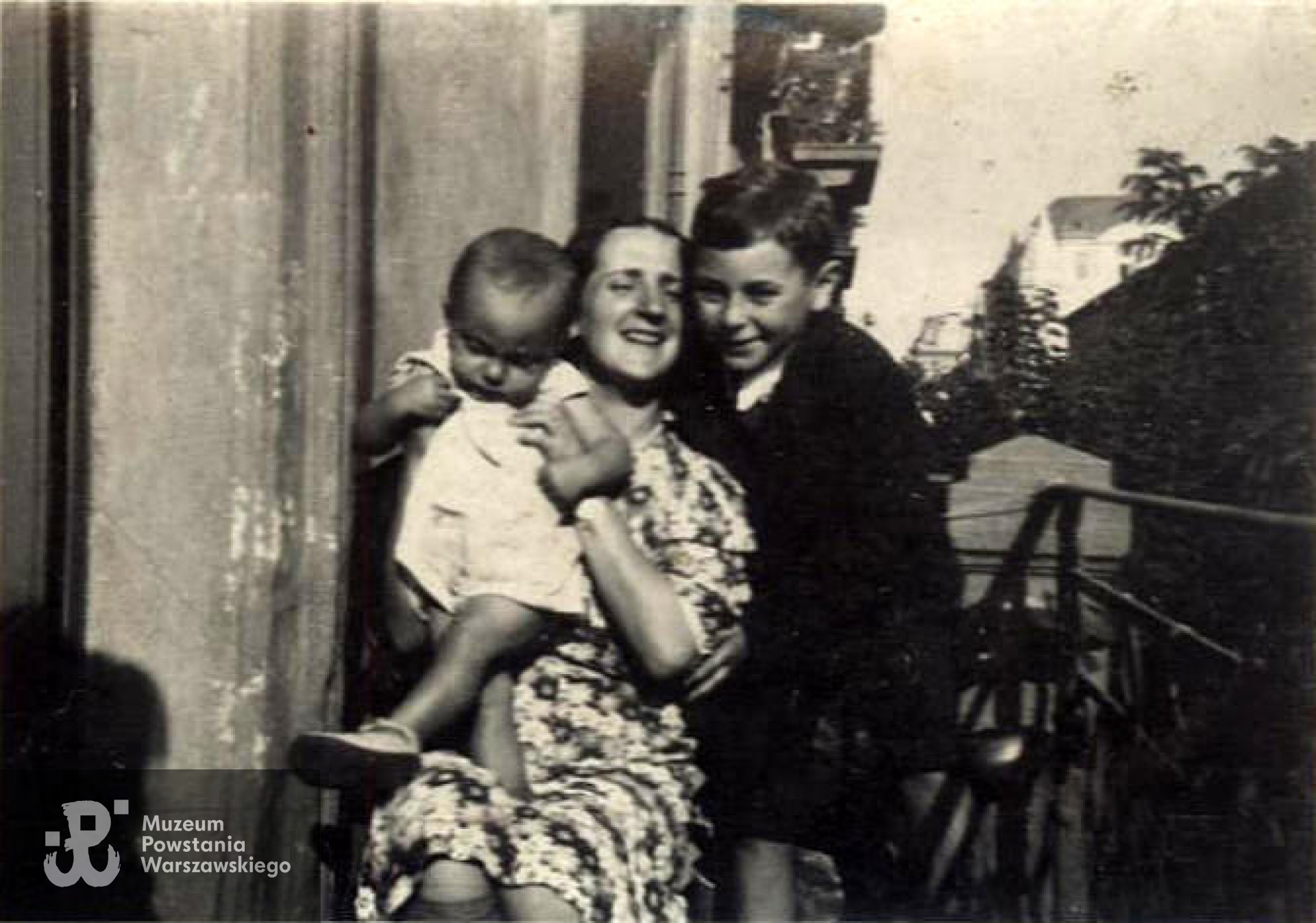 Wacław Makarczyk ( po prawej ) z ciocią i bratem - 1937 rok. Ze zbiorów Tomasza Makarczyka-Rodkiewicza / Archiwum 2. HBAP "Żbik"