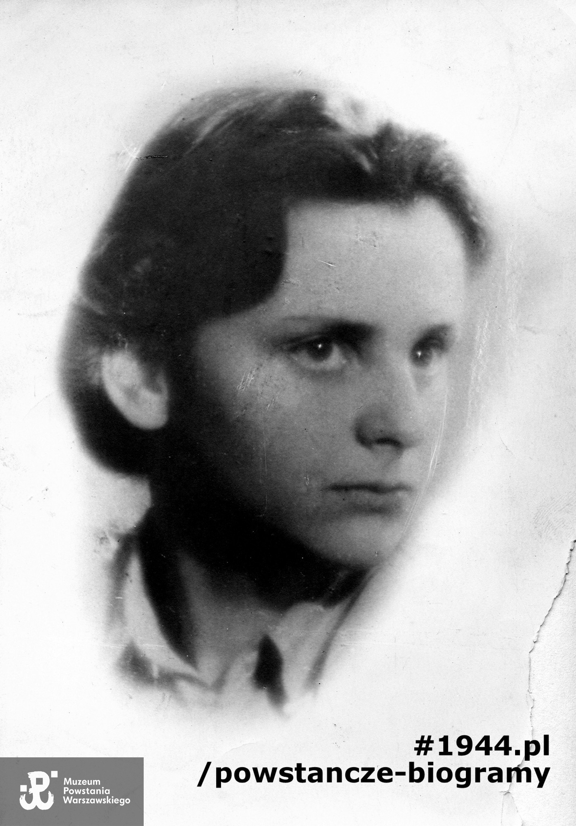 Fot. z archiwum Anny Jakubowskiej. Zdjęcie prezentowane w 2004 roku na  wystawie plenerowej "Alejami z paradą mieli iść… " w Al. Ujazdowskich ukazującej portrety ponad 80 powstańców i działaczy Polskiego Państwa Podziemnego represjonowanych przez władze komunistyczne w latach 1945-1956. Tytuł nawiązywał do wiersza Józefa Szczepańskiego, żołnierza batalionu "Parasol, który napisał podczas Powstania Warszawskiego. "Alejami z paradą będziem szli defiladą/W wolną Polskę, co wstała z naszej krwi". Organizatorem wystawy było Muzeum Powstania Warszawskiego.