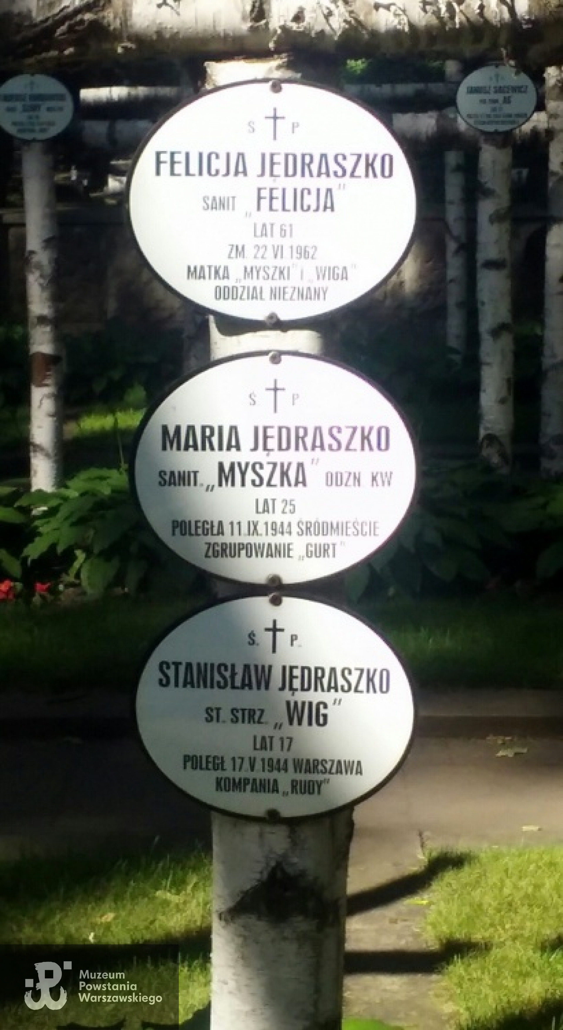 <i>Ś.+P. MARIA JĘDRASZKO sanit. „MYSZKA” odzn. KW lat 25 poległa 11 IX 1944 Śródmieście Zgrupowanie „Gurt” Ś.+P. STANISŁAW JĘDRASZKO strz. „WIG” lat 17 poległ 17 V 1944 Warszawa Kompania „Rudy” Ś.+P. FELICJA JĘDRASZKO sanit. „FELICJA” lat 61 Matka „Myszki” i „Wiga” zm. 22 VI 1962 oddział nieznany</i>