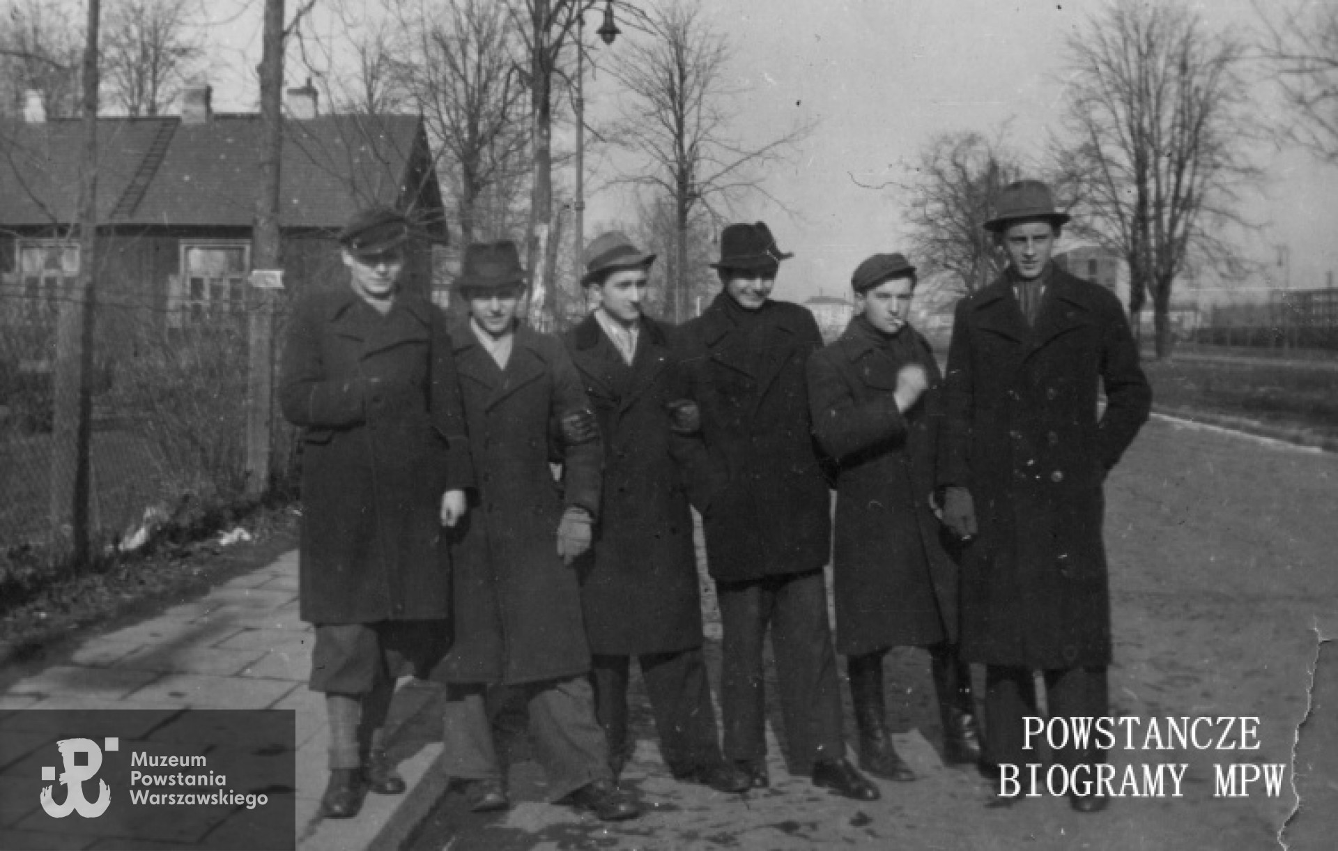 Fotografia z okresu okupacji niemieckiej. Aleje Niepodległości. Od lewej: Leszek Kołodziejczyk, Aleksander Kamiński, Tadeusz Blejarski, NN, NN, Stefan Bilski. MPW-IP/5243