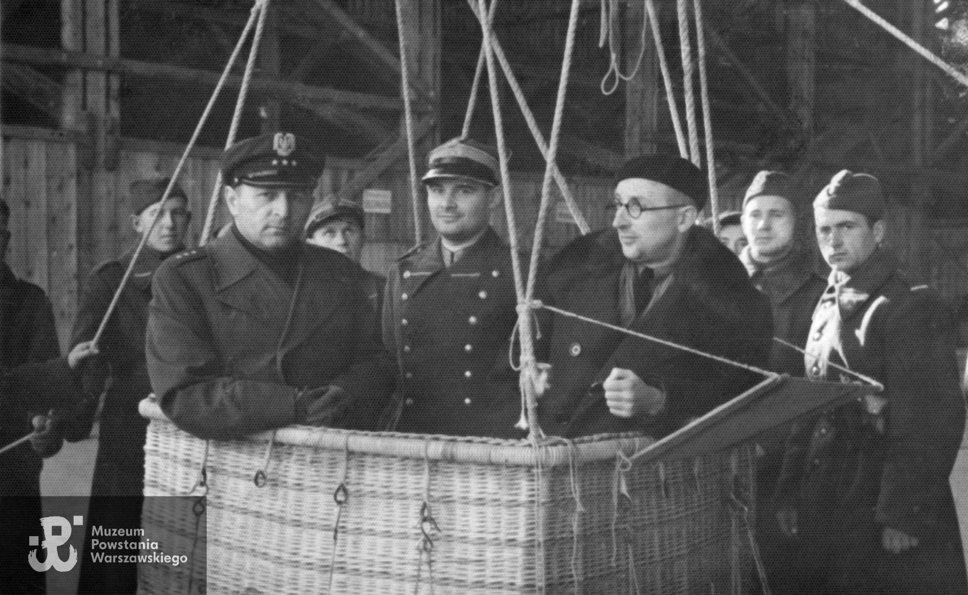 Kadra wojsk balonowych w Legionowie (2. Batalion Balonowy), z lewej kpt./mjr Roman Kłoczkowski, następnie NN, z  prawej  Władysław Czech (w czarnym berecie).   Fot. ze zbiorów rodzinnych, skan udostępniała Pani Mishka Foster (Australia), wnuczka Władysława Czecha.   
