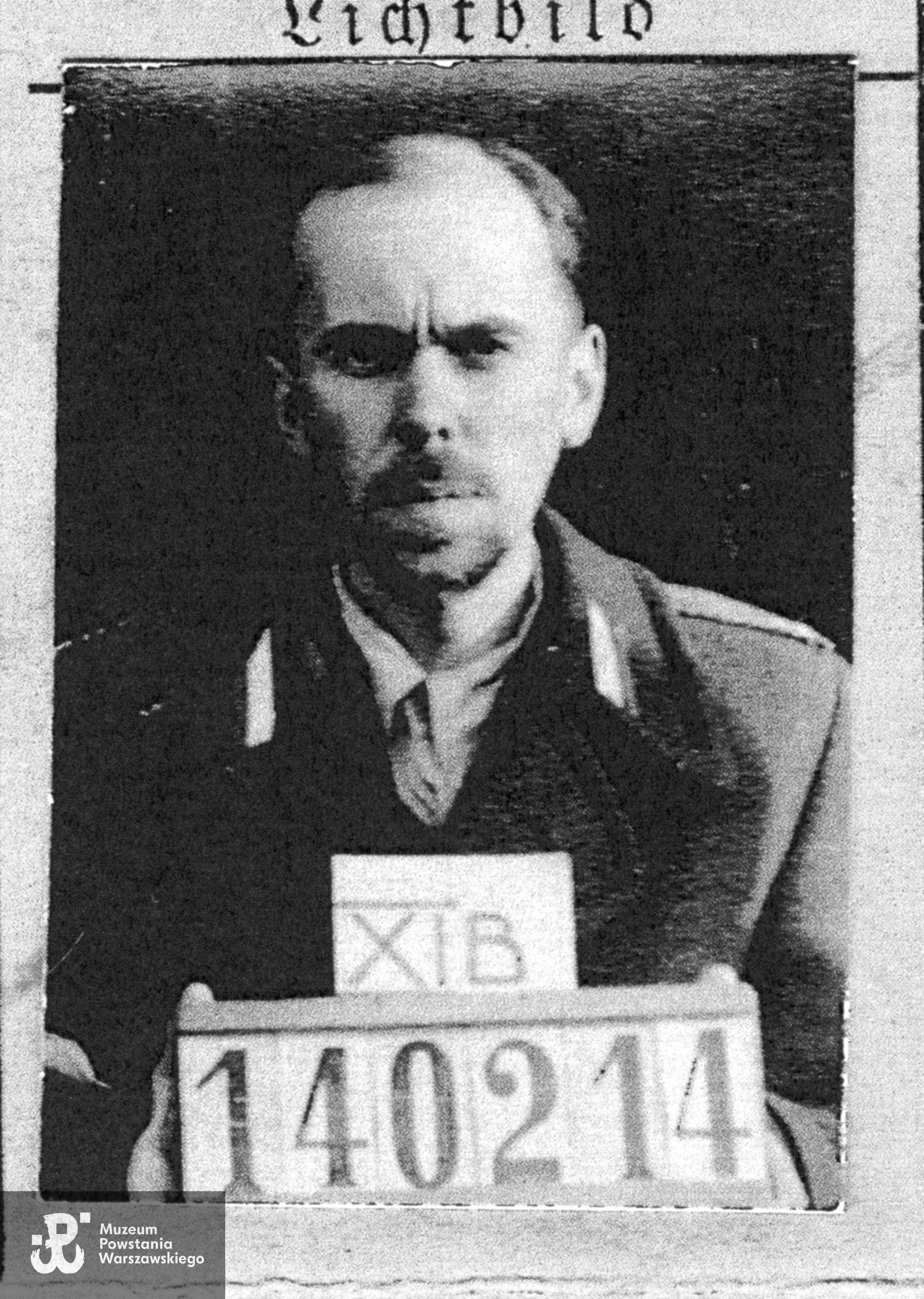 Mieczysław Wilhelmi "Cztan" (1915-1947). Fotografia wykonana  w obozie jenieckim Stalag XI B Fallingbostel. Skan z kserokopii,  Muzeum Powstania Warszawskiego, Teczki personalne uczestników Powstania Warszawskiego: Wilhelmi Jerzy. 