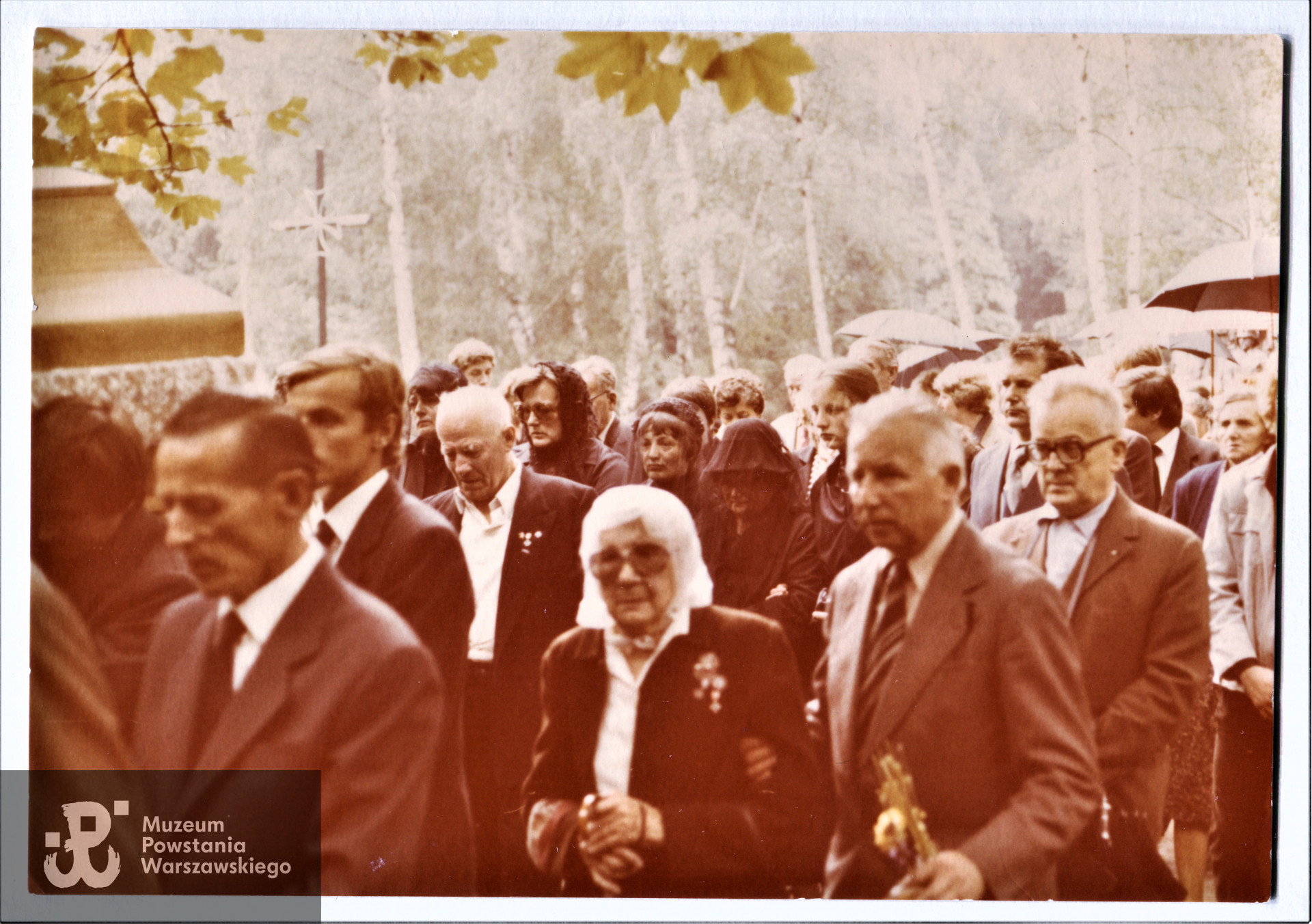 Fotografia powojenna  - Powązki Wojskowe, kondukt żałobny  płk. Stanisława Steczkowskiego "Zagończyka". Na pierwszym planie Andrzej Zieliński z matką. 1980 r.  Ze zbiorów p. Andrzeja Michała Zielińskiego