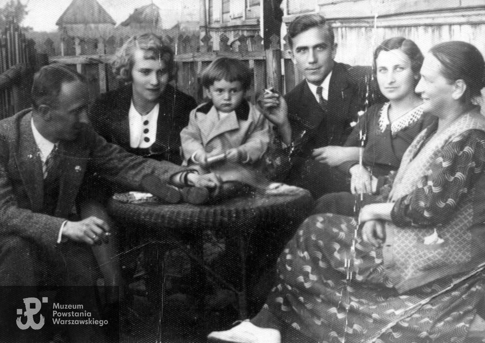 Fotografia  przedstawiająca por. Zygmunta Sokołowskiego "Zetesa" (na zdjęciu pierwszy z lewej) z żoną Marią (druga z lewej) i ich synem Januszem podczas spotkania z przyjacielem, Kazimierzem Stępniewskim ps. Sadowski, Jerzy (1910-1944). Fot. ze zbiorów rodzinnych, skan udostępnił p. Aleksander  Biestek, prawnuk Powstańca.