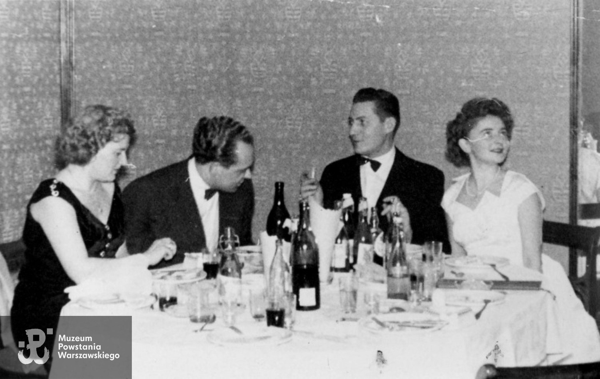 Sylwester 1957 r. Od prawej Maria Jadwiga z Łodzińskich Smoleńska, Franciszek Smoleński. Fot.  z archiwum rodzinnego Witolda Smoleńskiego