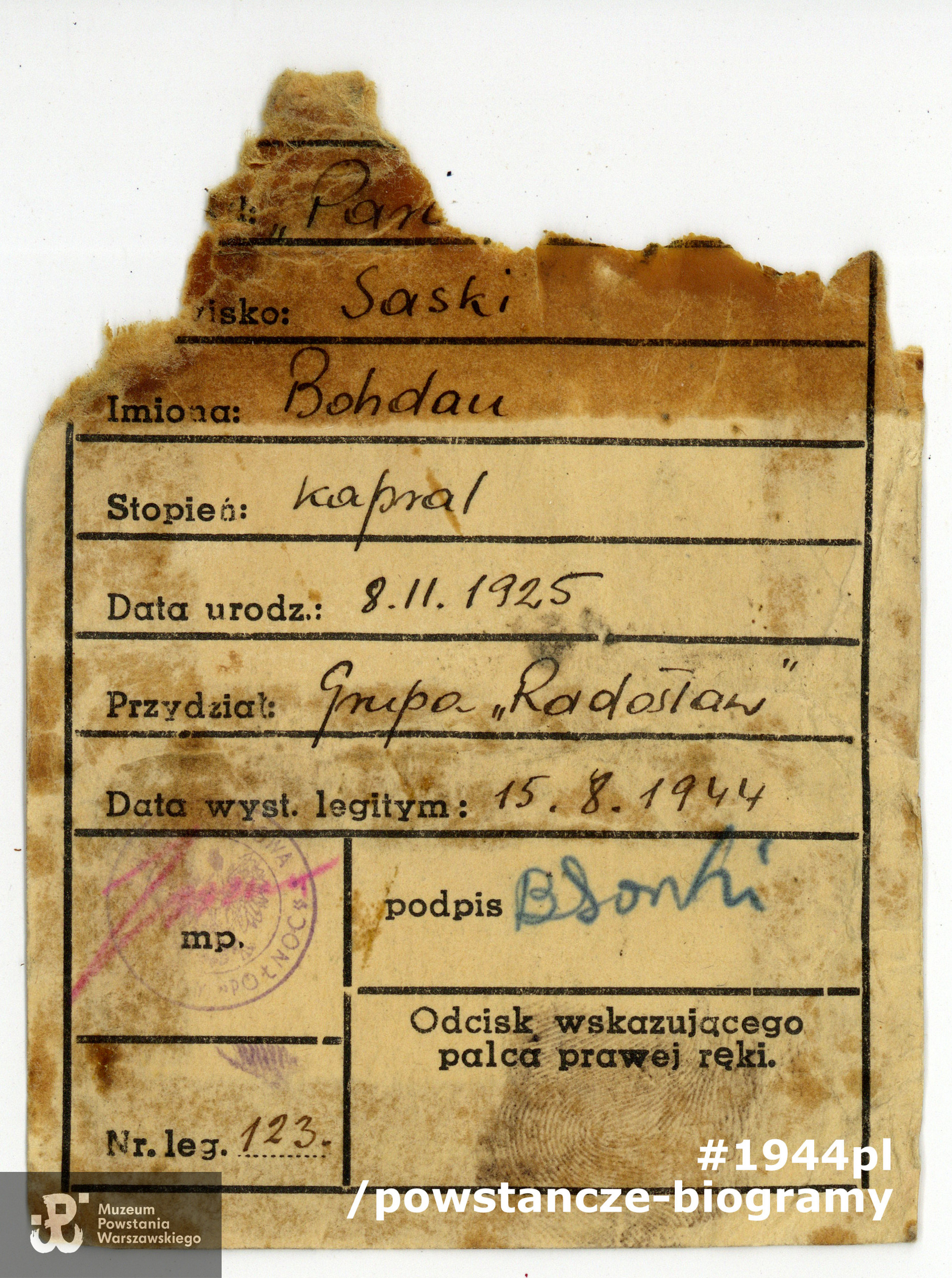 Należąca do Bohdana Saskiego legitymacja wojskowa (żołnierza AK, zgr. "Radosław"). Dokument wystawiony 15.08.1944, wydobyty podczas powojennej ekshumacji. Ze zbiorów Muzeum Powstania Warszawskiego, sygn. P/3927 (MPW-A-3352)