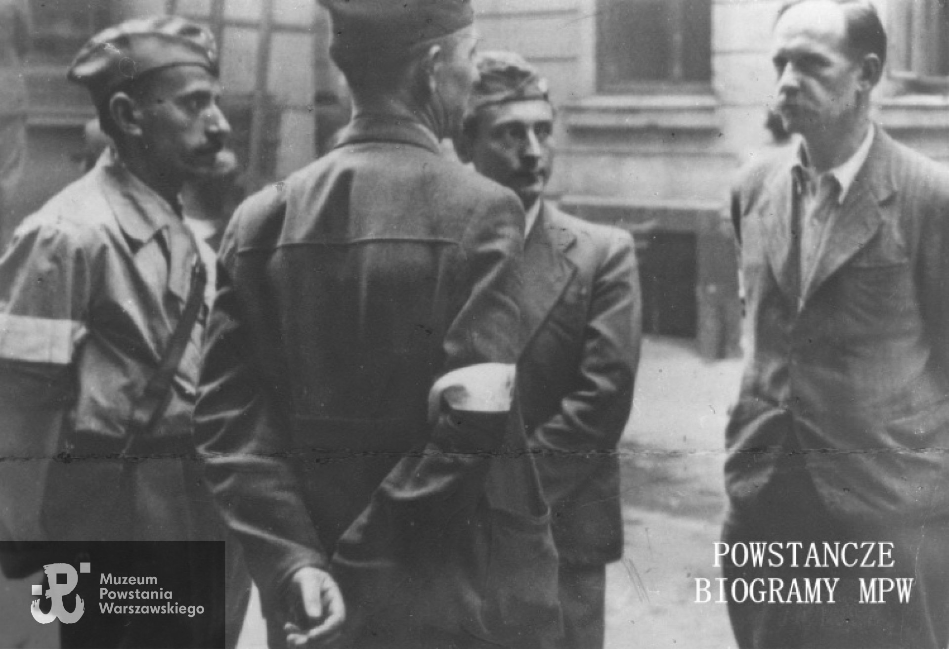 Fotografia z Powstania Warszawskiego. Śródmieście Północne, ulica Marszałkowska. W kwarterze sztabu IV Rejonu Obwodu Śródmieście mjr. "Zagończyka" na podwórzu kamienicy Marszałkowska 125. Pierwszy od lewej jasnej bluzie i furażerce ppor. inż. Tadeusz Sztalkop - Zarzycki "Kazimierz" - podinspektor WSOP. Fot. autorstwa Zygmunta Kukieły ps. "Zetka" - ze zbiorów Fototeki MPW, sygn. <a href=" http://www.1944.pl/galerie/fototeka/foto/8285/autor/129"> MPW-IP/2488</a>