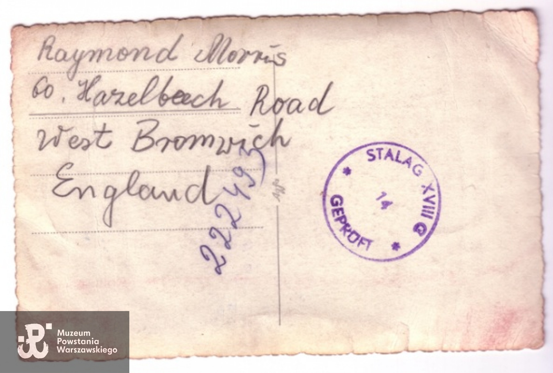 Rewers zdjęcia z mszy polowej podczas Powstania Warszawskiego na jednym z warszawskim podwórek (prawdopodobnie Chmielna 16, tam gdzie dziadek mieszkał). Zapiski pochodzą ze Stalagu, w którym przebywał Dziadek oraz prawdopodobnie z Francji, do której Dziadek trafił po Powstaniu. Zdjęcie znalezione w archiwum domowym.