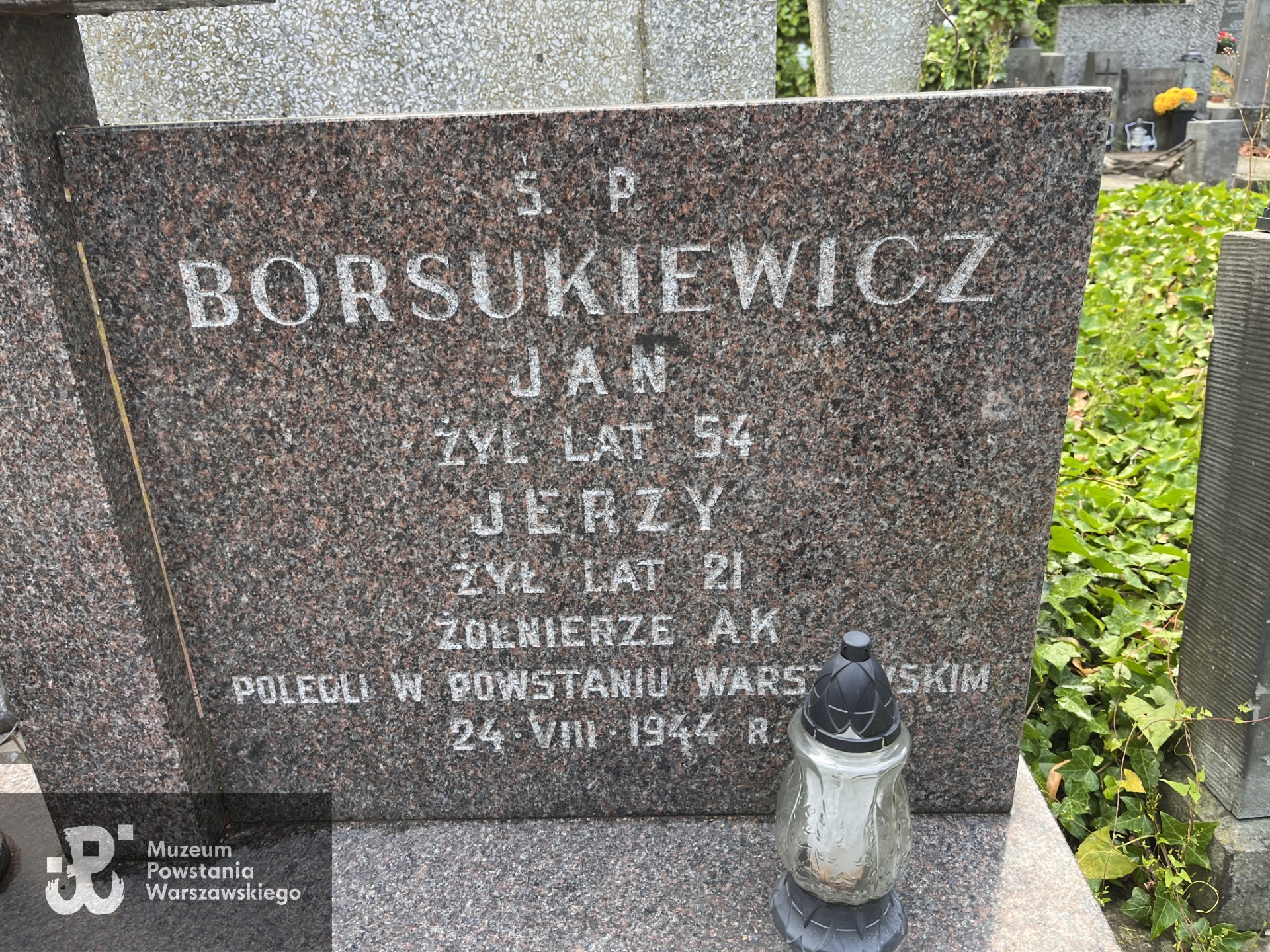 Cmentarz Powązkowski w Warszawie (Stare Powązki),  Kwatera 143, rząd 1, grób 24.  Fot. Ryszard Mączewski, Muzeum Powstania Warszawskiego.