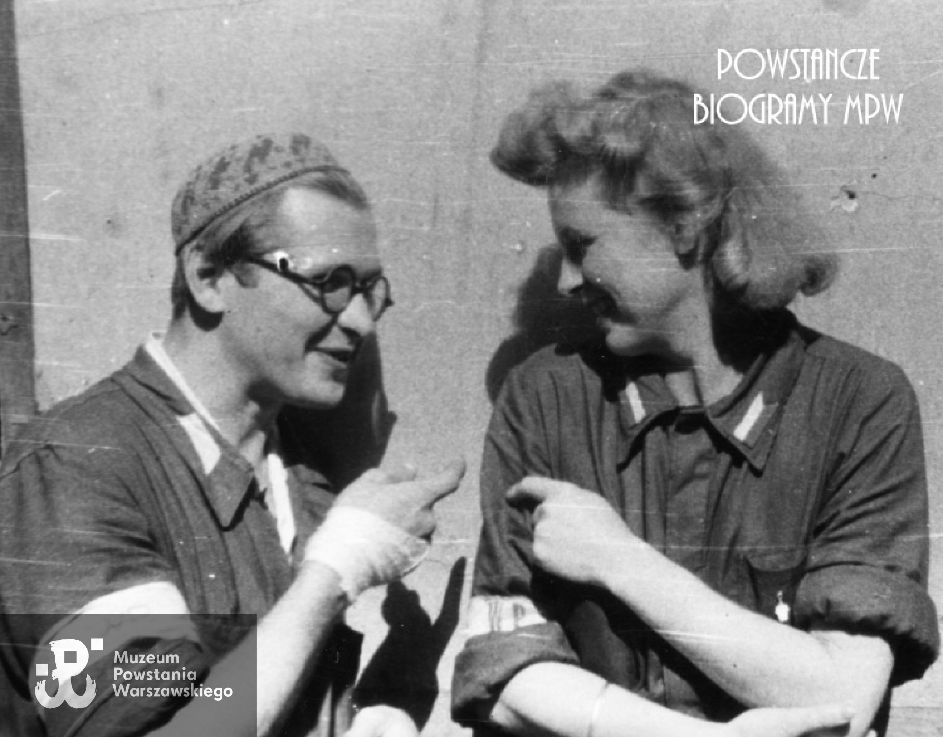 Powstanie Warszawskie. Rejon placu Trzech Krzyży. Sanitariuszka 1. plutonu "Kłosa" 3. kompanii "Redy" batalionu "Miłosz" i pchor. Lech Pudłowski "Leszek" z tego samego oddziału. Fot. ze zbiorów Muzeum Powstania Warszawskiego, sygn. MPW-IK/2415