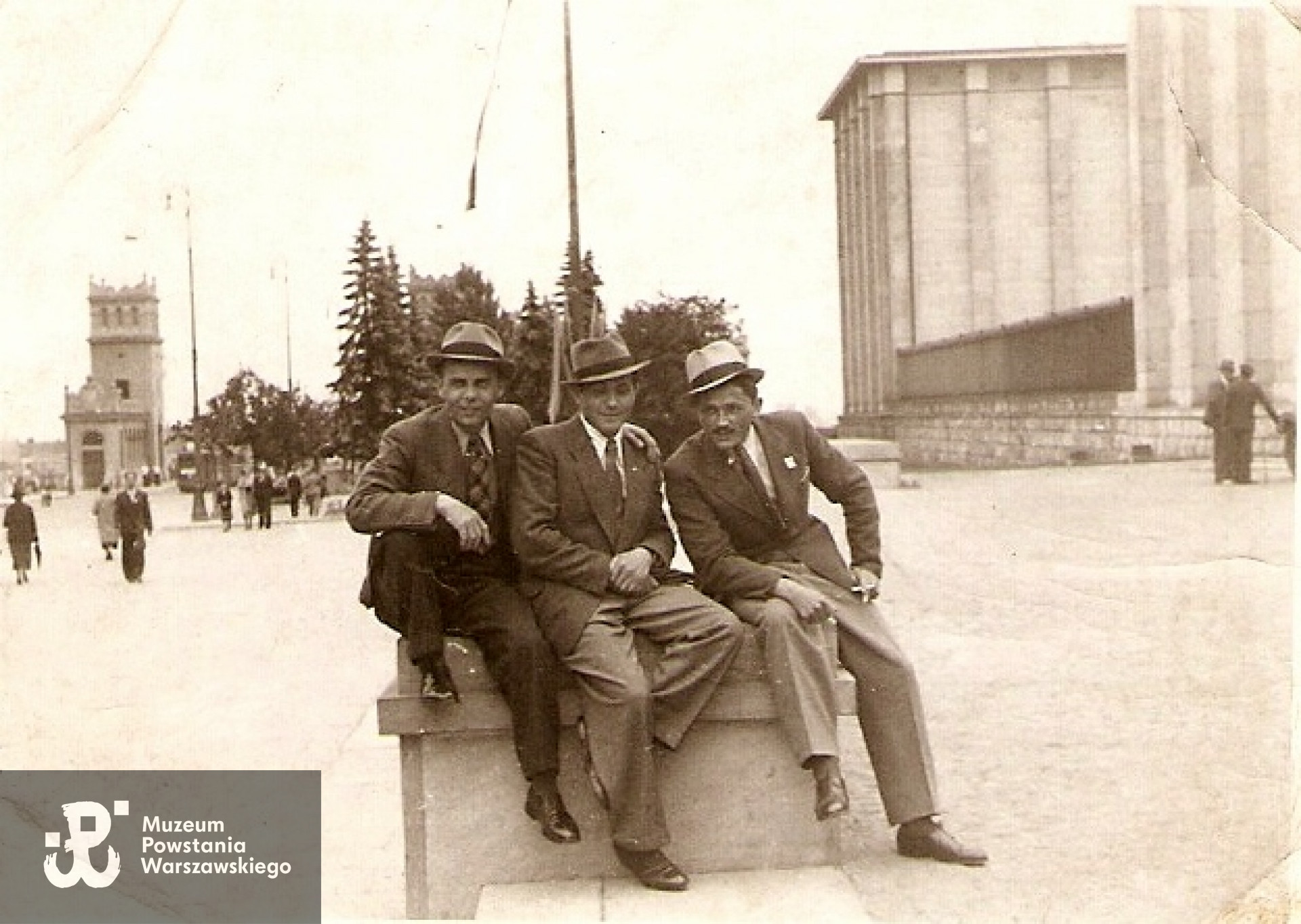 Z kolegami ze studiów (UW), 1933 rok. Zdjęcie wykonane w Al. Jerozolimskich w Warszawie, przed budynkiem Muzeum Narodowego. W tle widoczne neorenesansowe wieżyczki Mostu Poniatowskiego. Ze zbiorów Krzysztofa Żyłowskiego.